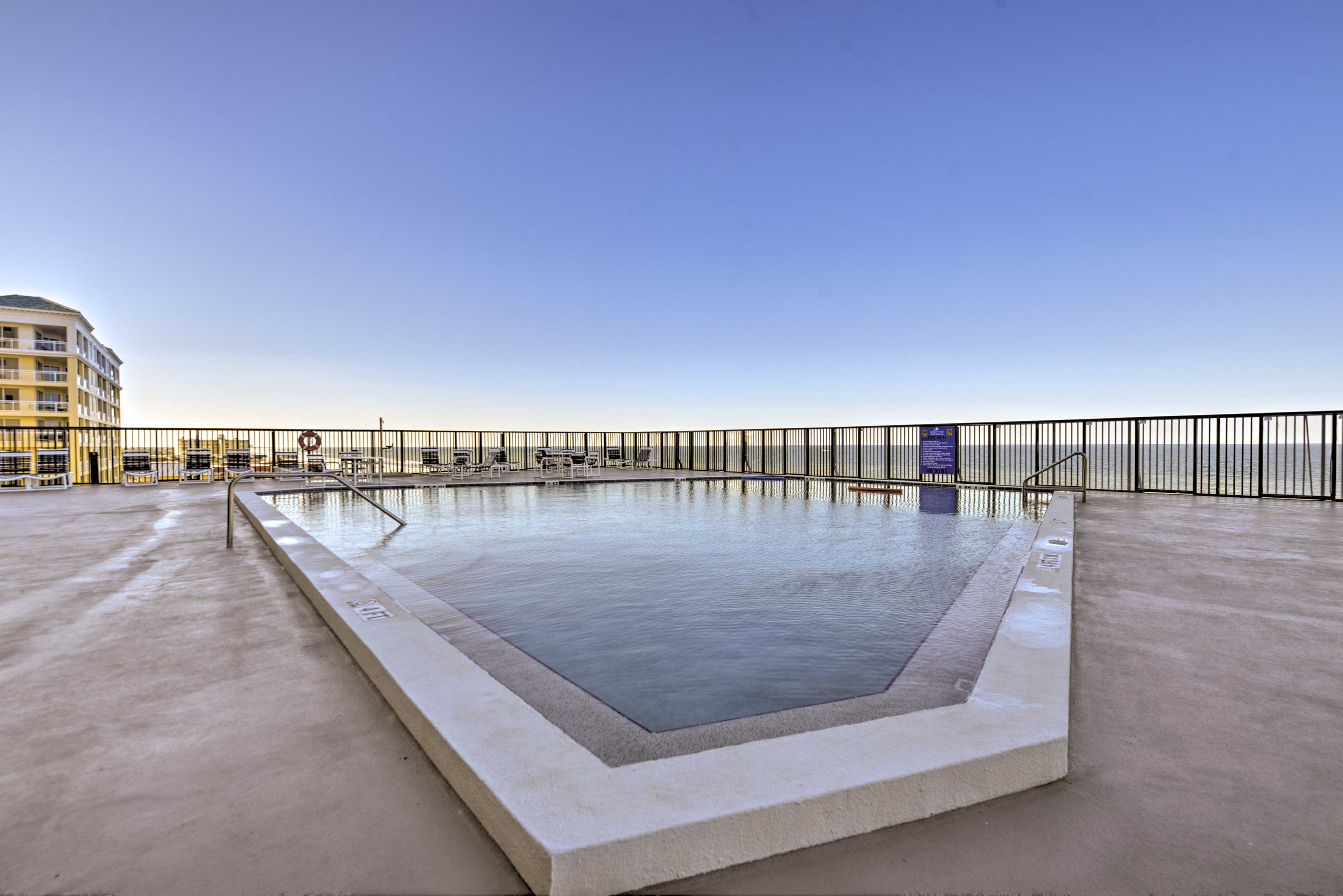 Community Amenities | Outdoor Pool