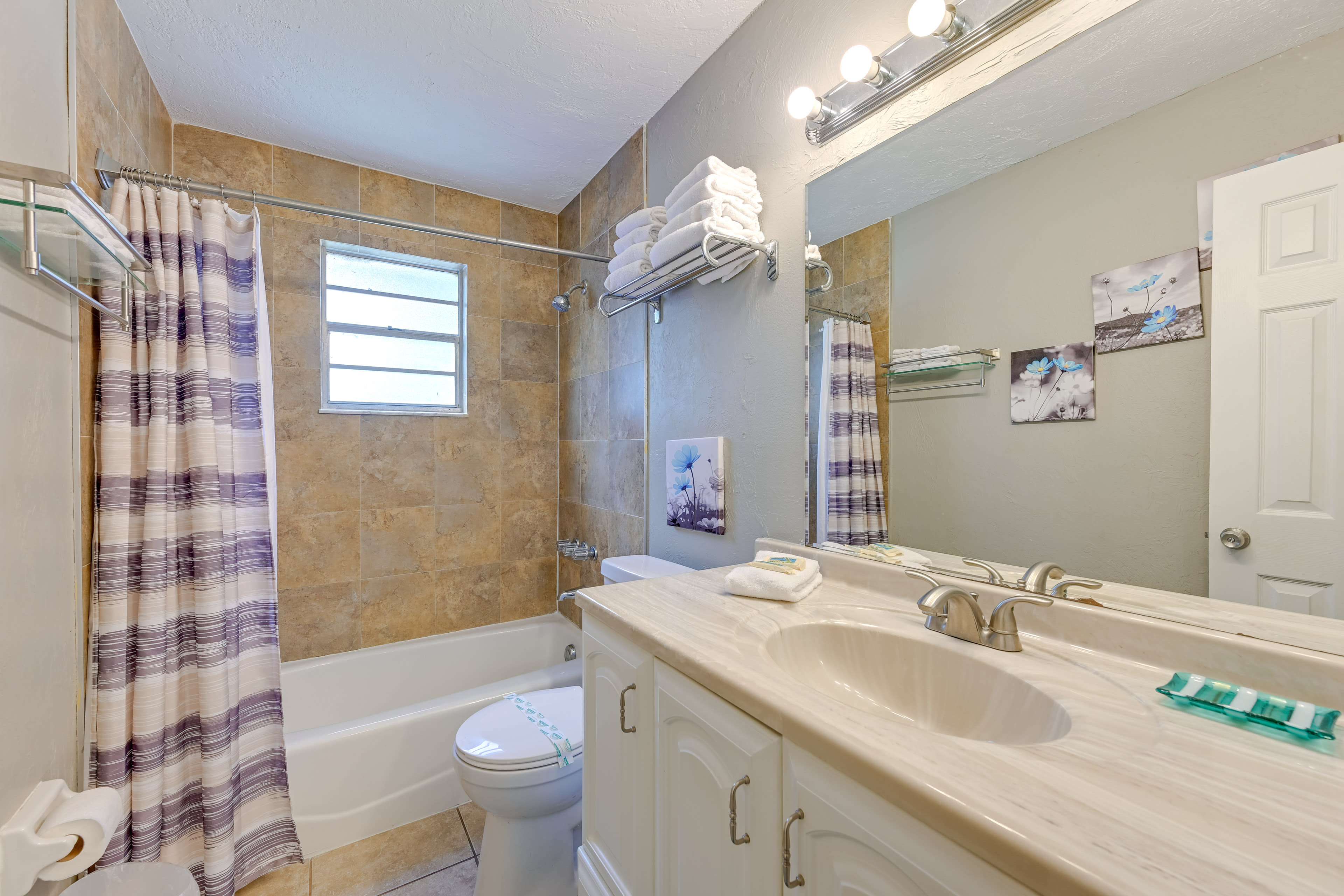 Full Bathroom | Linens & Towels | Complimentary Toiletries | Hair Dryer