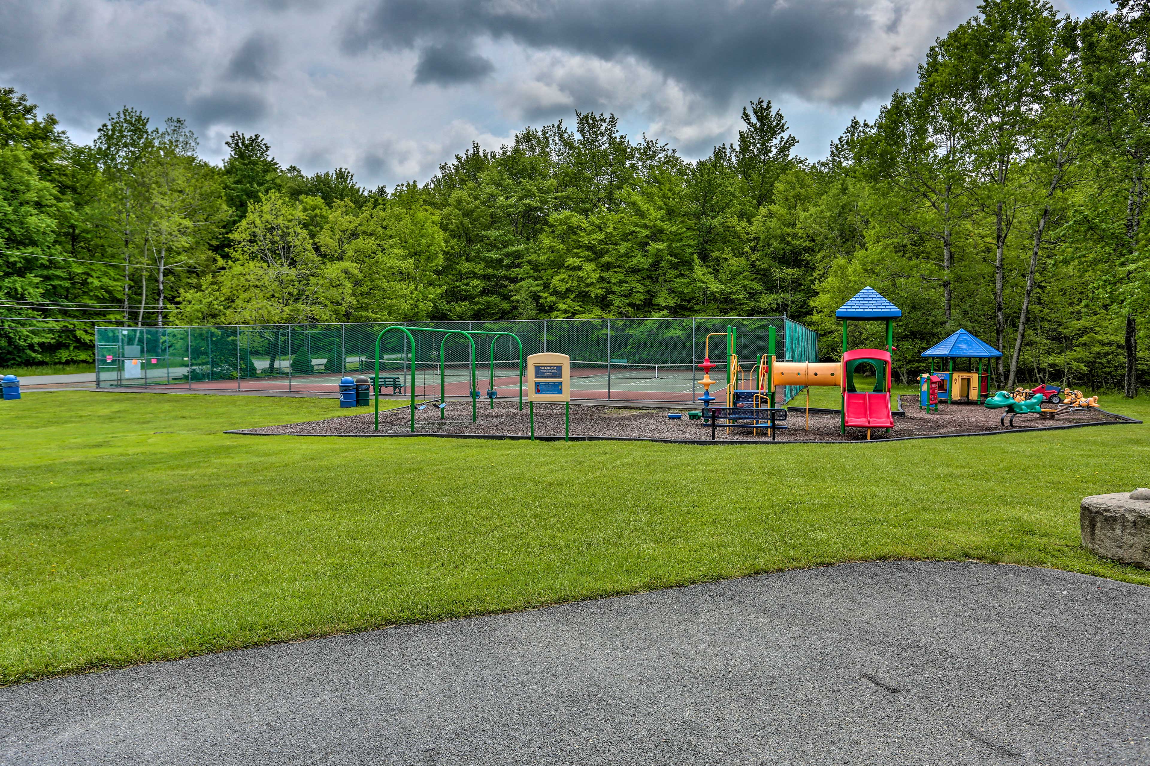 Arrowhead Lake Community Amenities | Playground | Tennis Courts