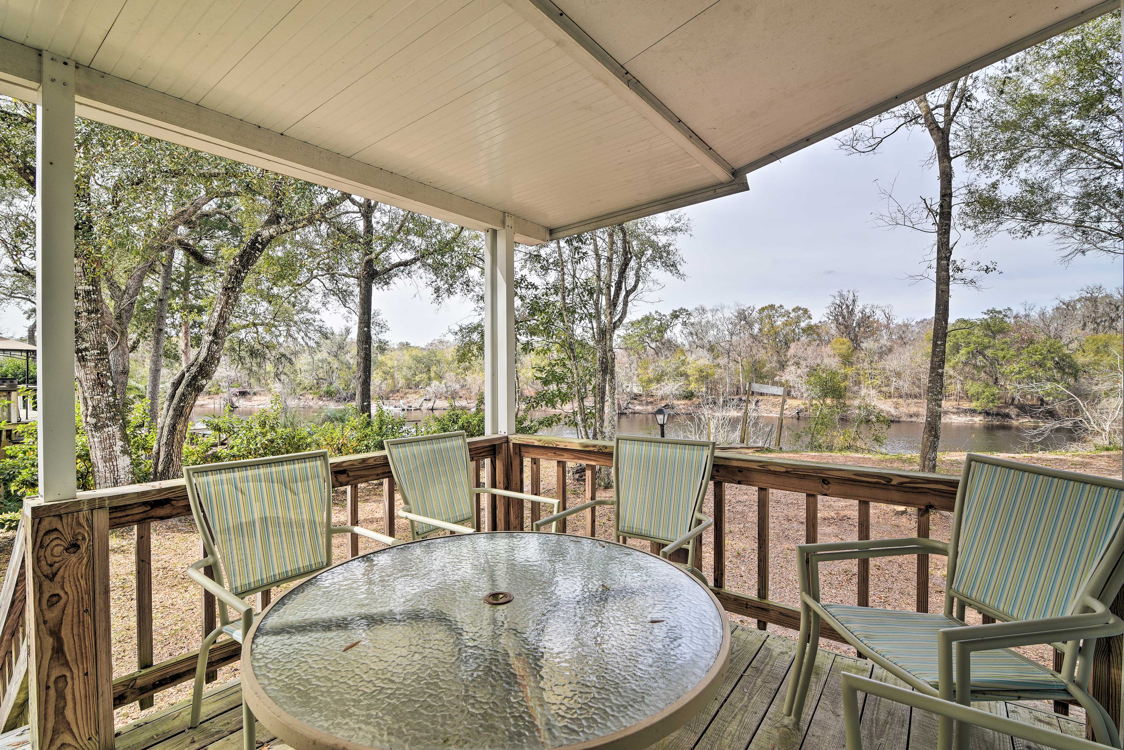 Deck | Outdoor Dining Area