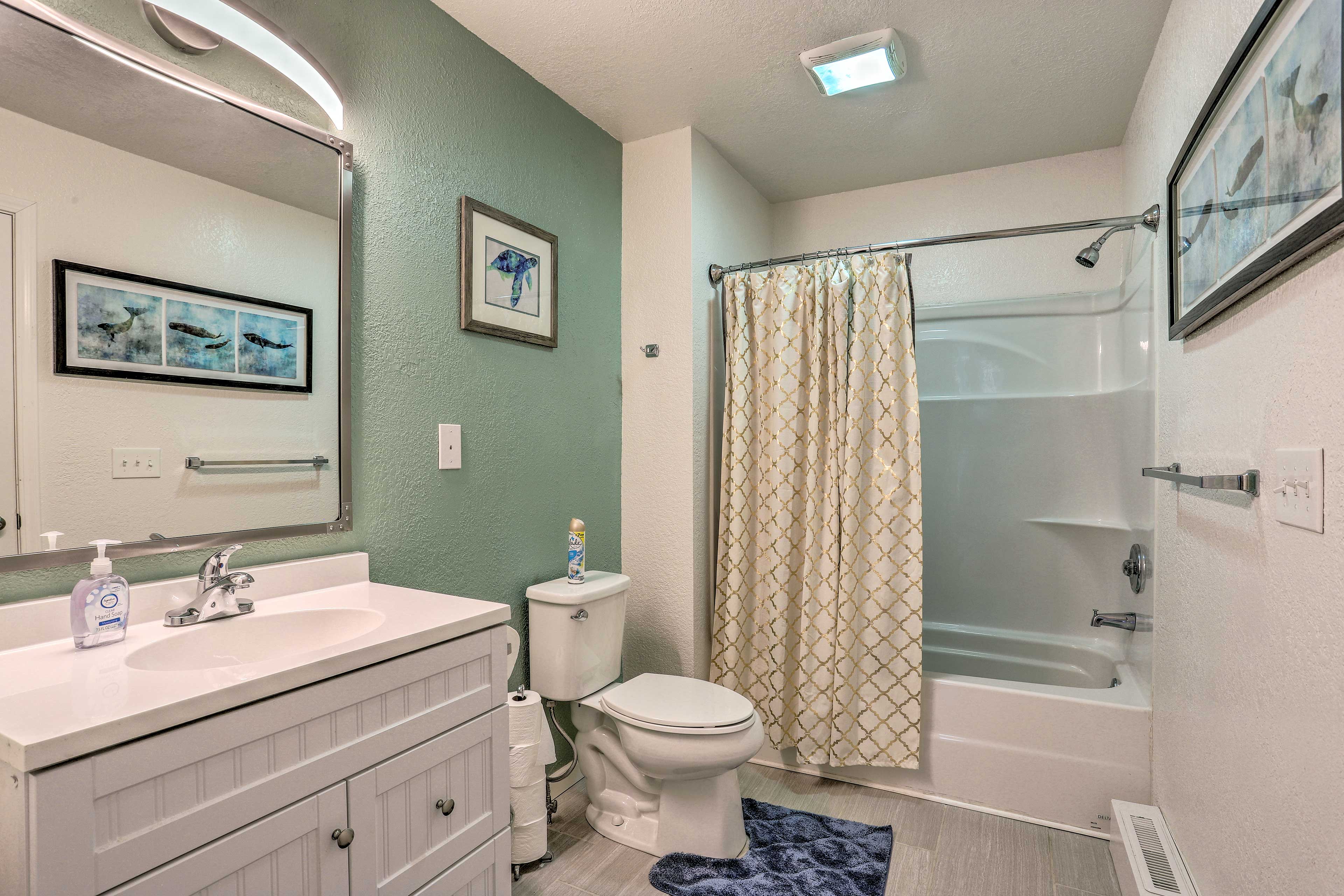 Full En-Suite Bathroom | Shower/Tub Combo
