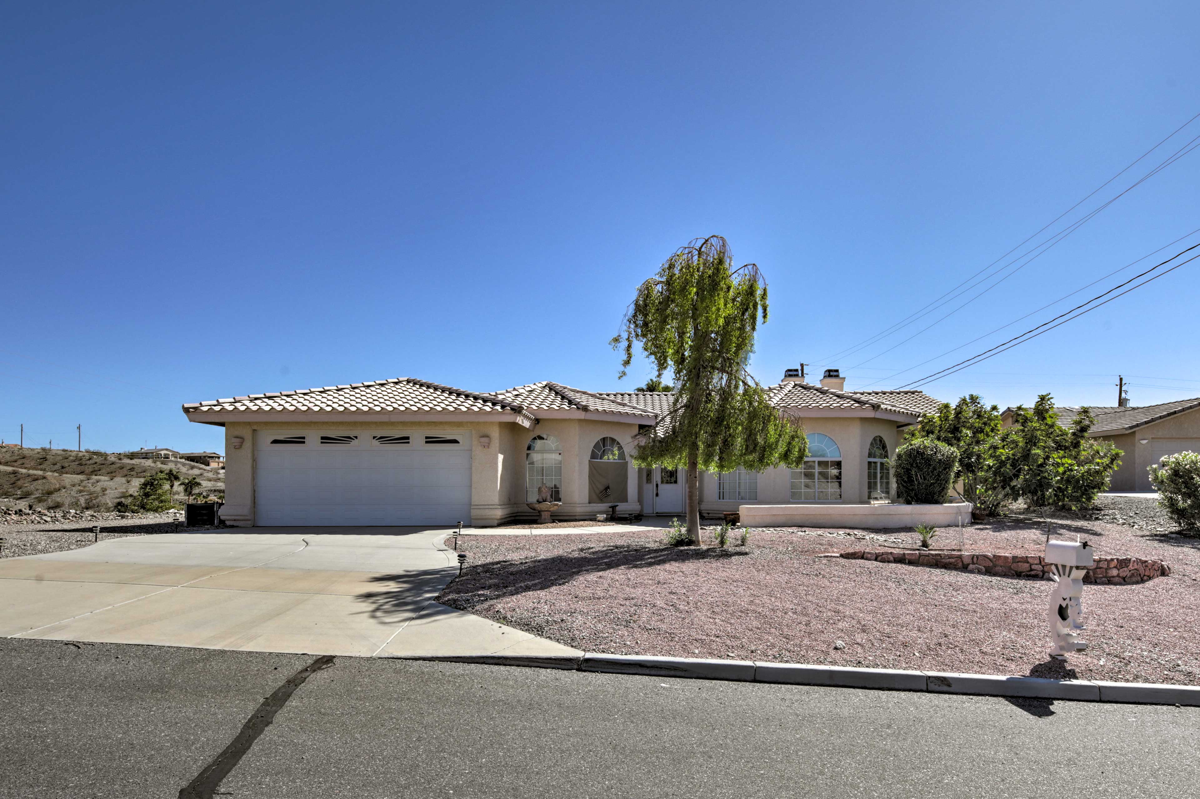 Parking | Driveway (4 Vehicles) | Garage (3 Vehicles) | RV/Trailer Parking