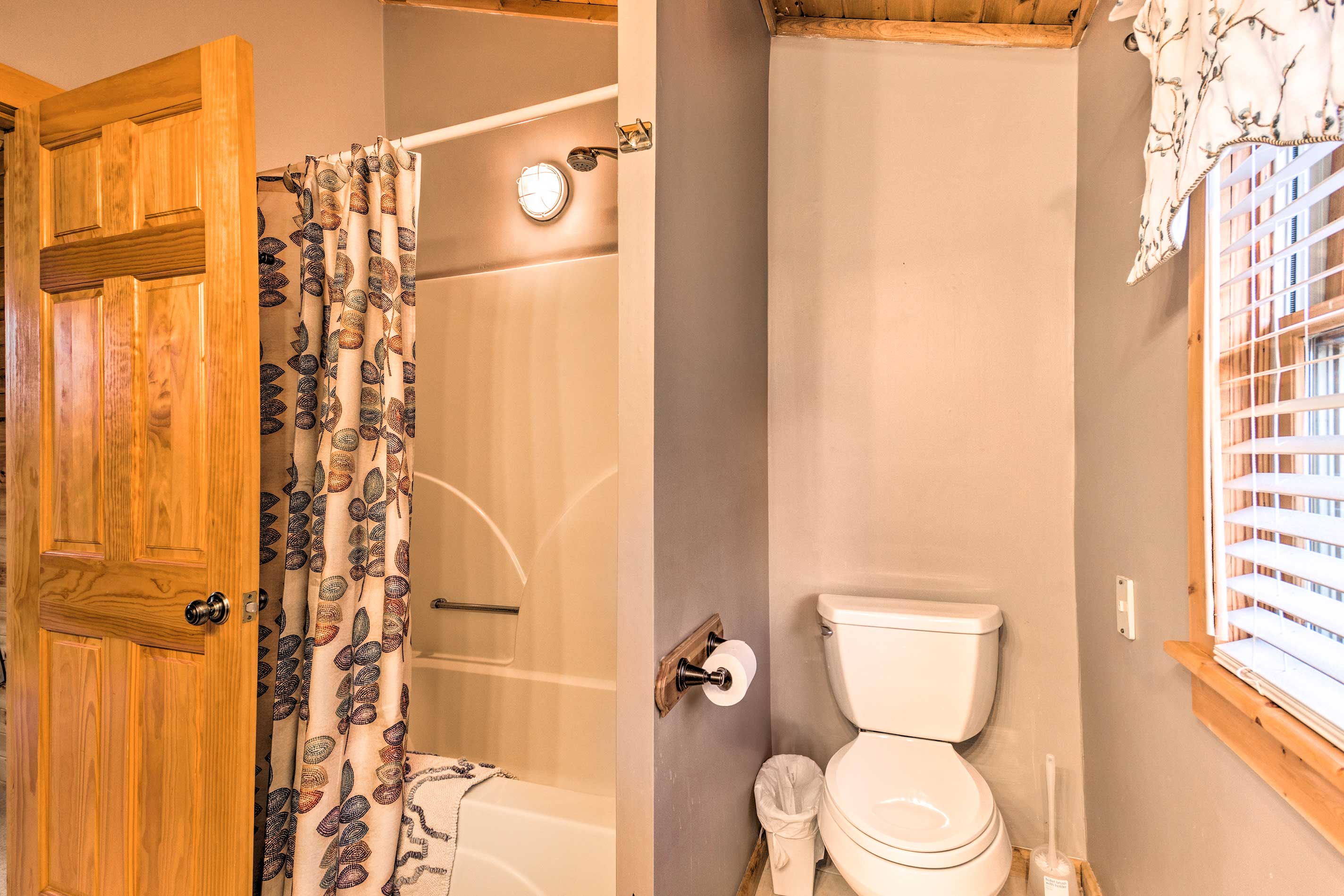 Full Bathroom | Complimentary Toiletries | Hair Dryer