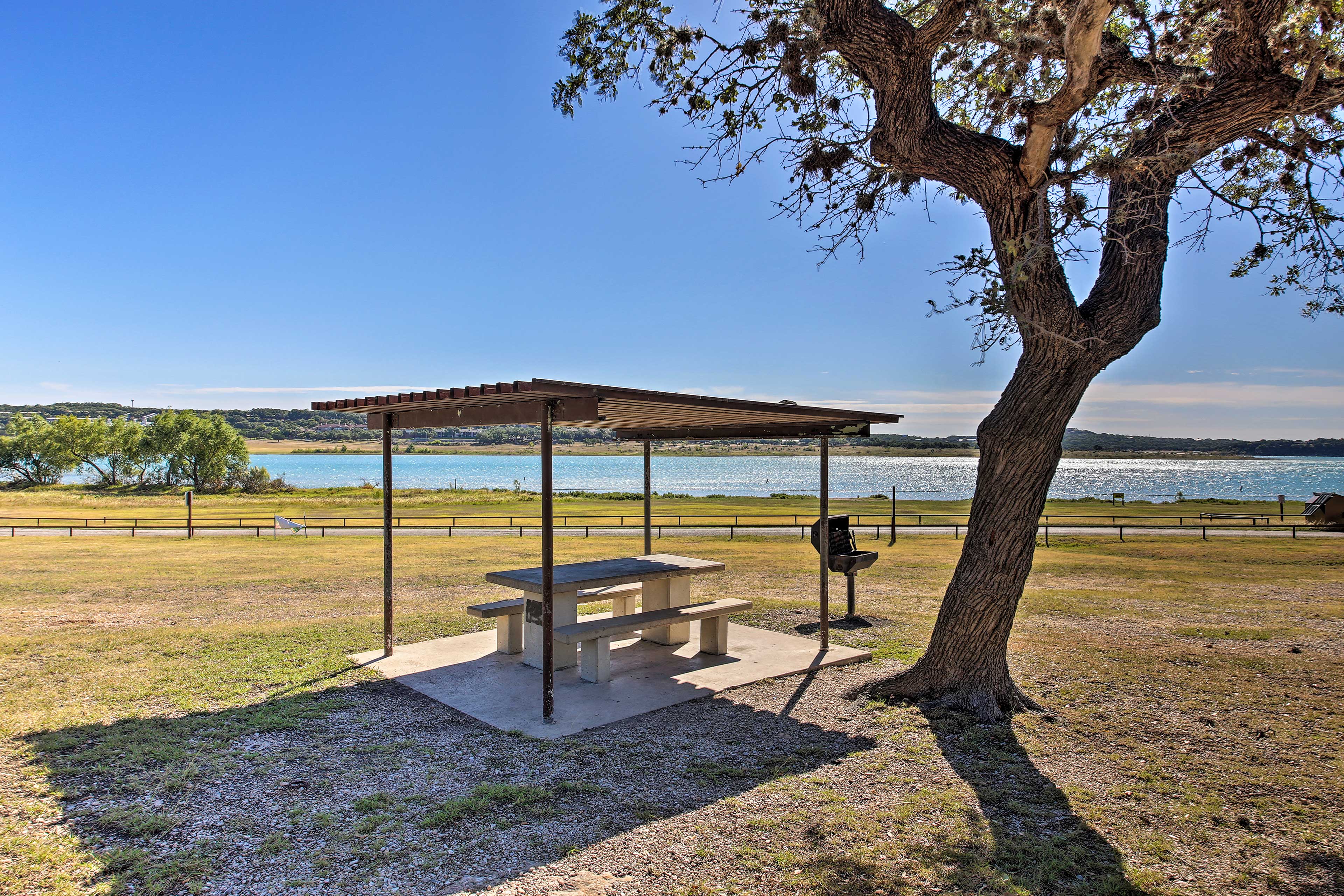 Enjoy picnics with a lake view.