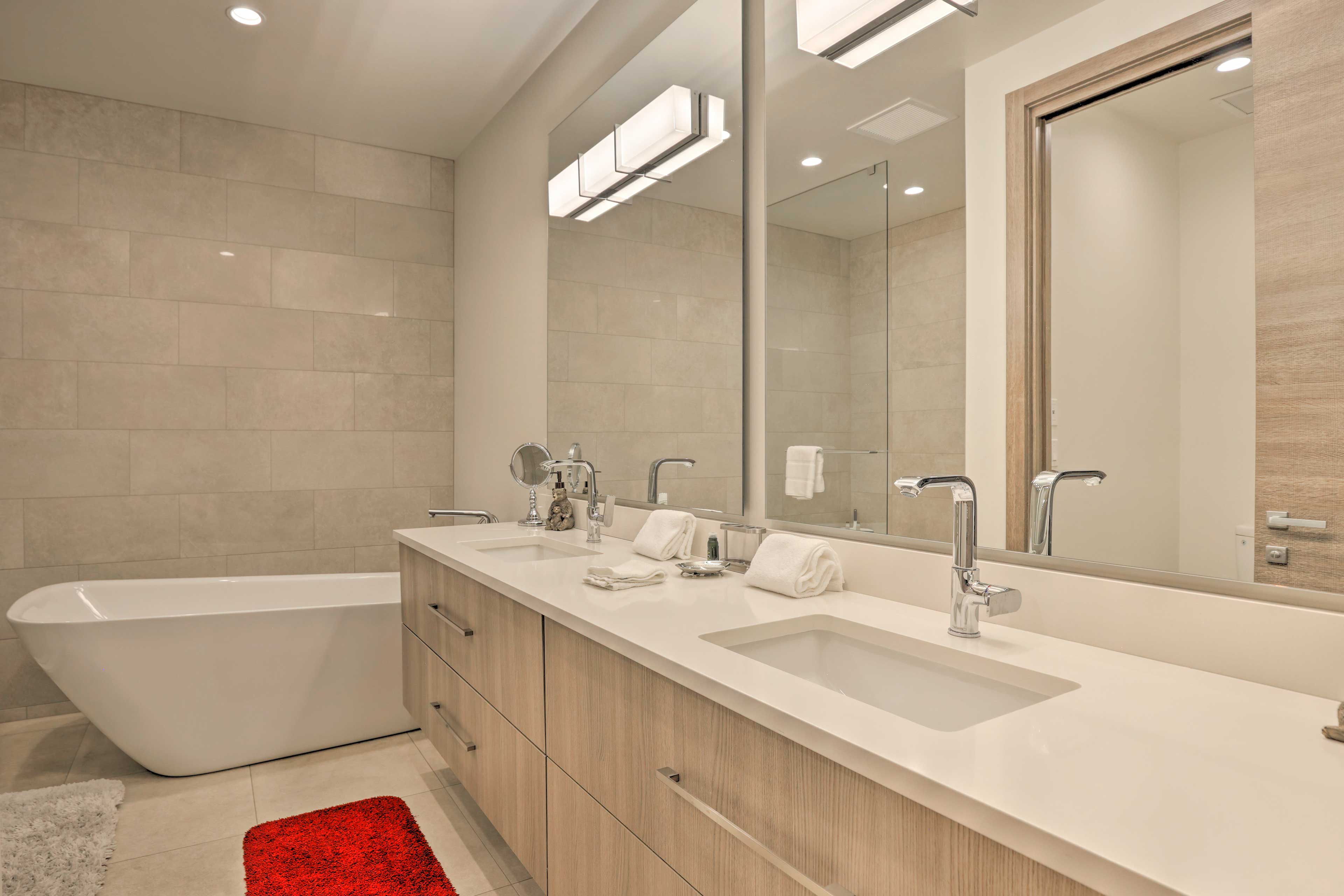 Full Bathroom | Towels Provided | Complimentary Toiletries