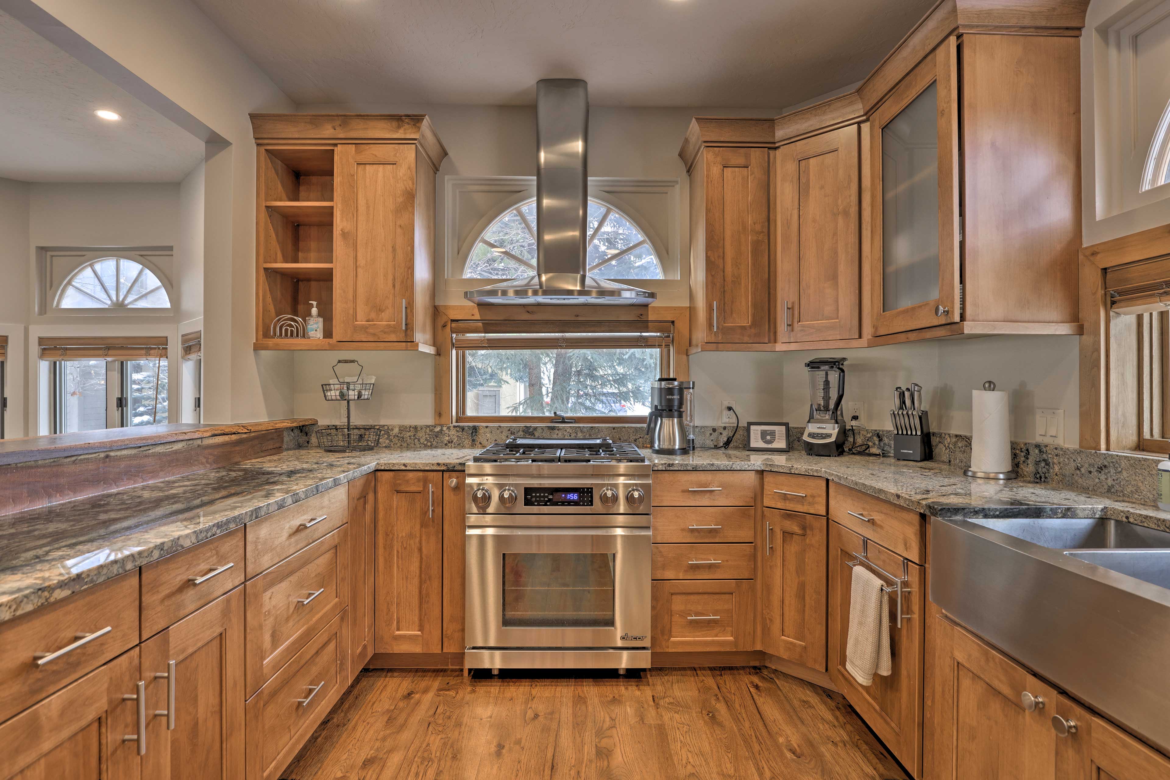 Fully Equipped Kitchen | Stainless Steel Appliances | Dishware & Flatware