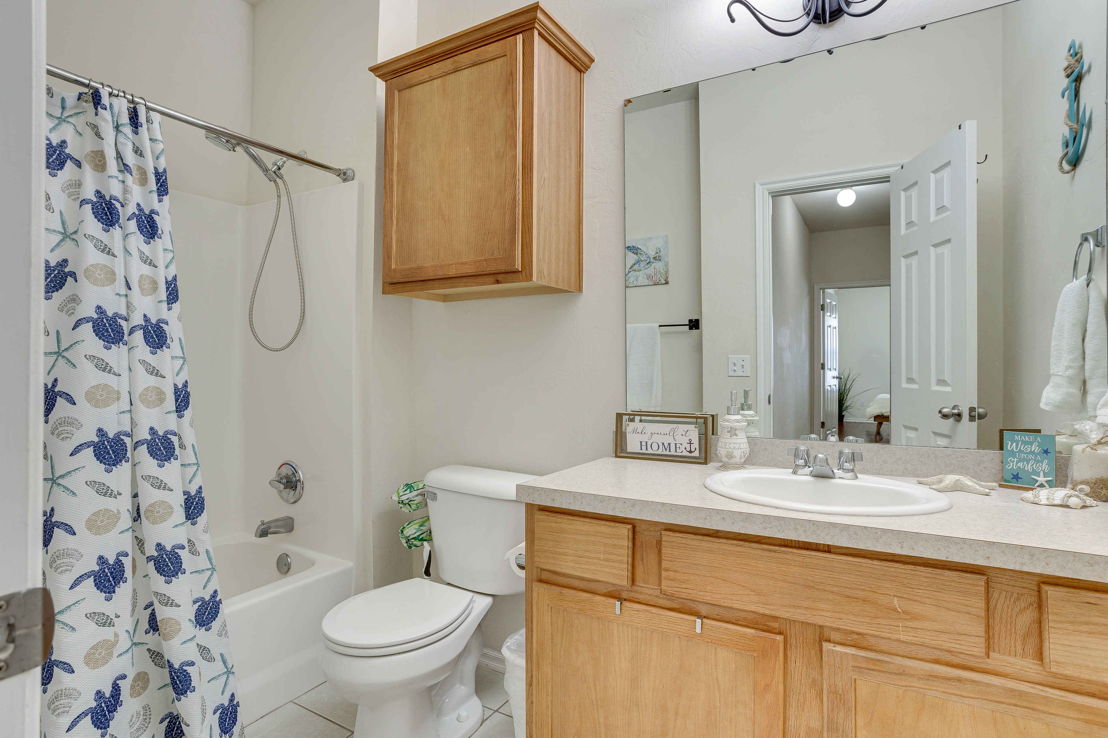 Full Bathroom | Towels Provided | Complimentary Toiletries