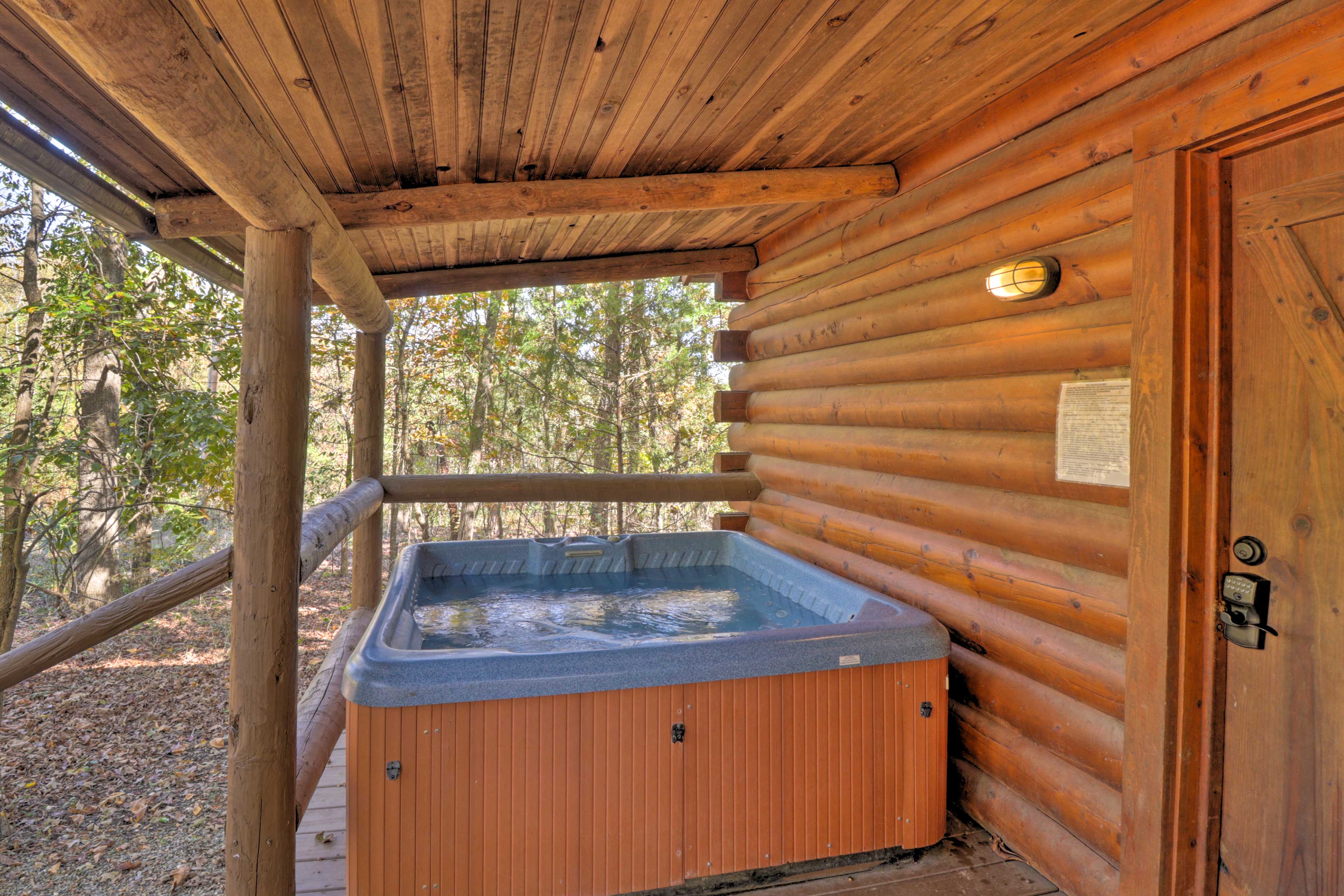 Peaceful Cabin 4 Mi to Broken Bow Lake w/ Hot Tub!