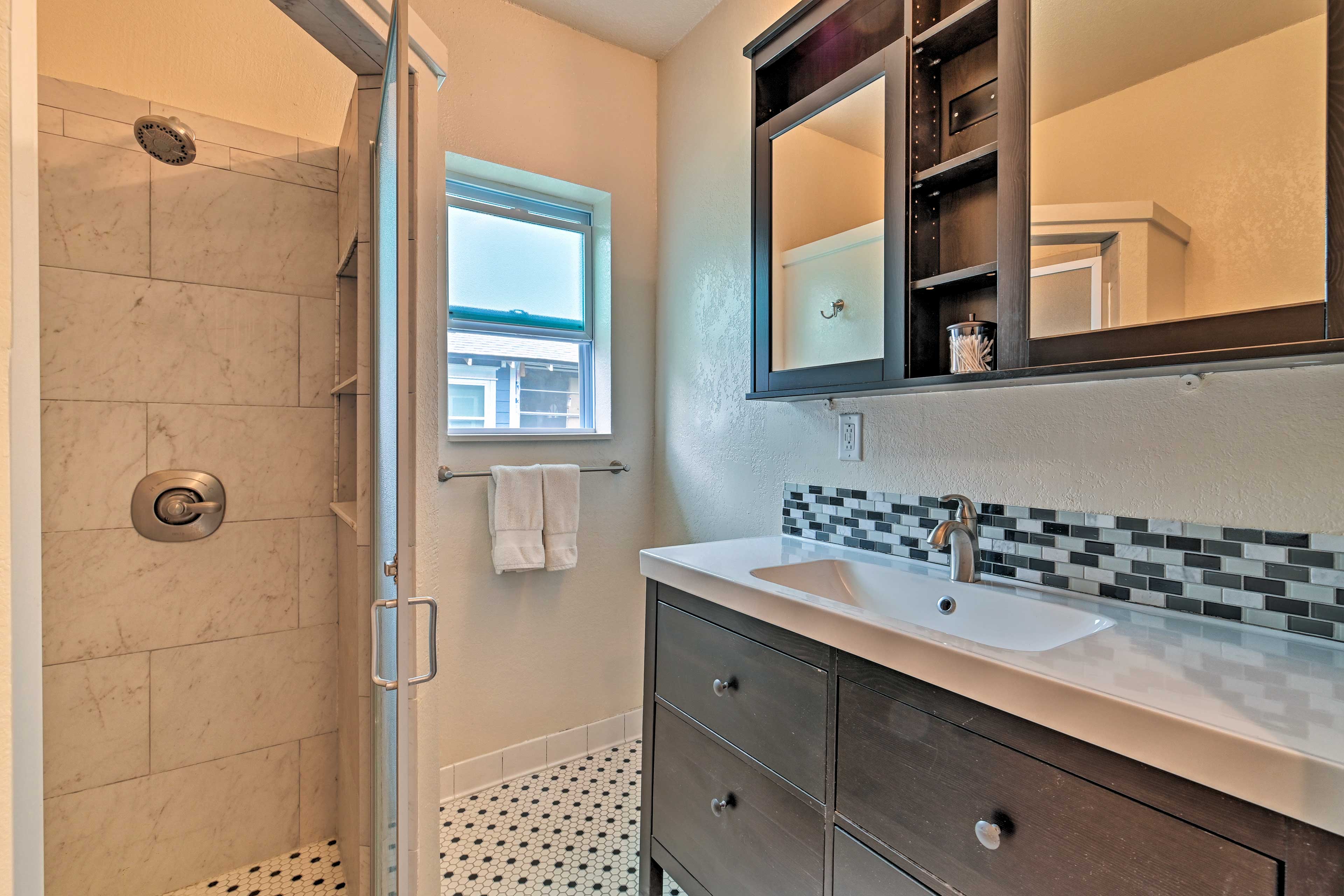 Full Bathroom | Towels & Linens Provided | Complimentary Toiletries