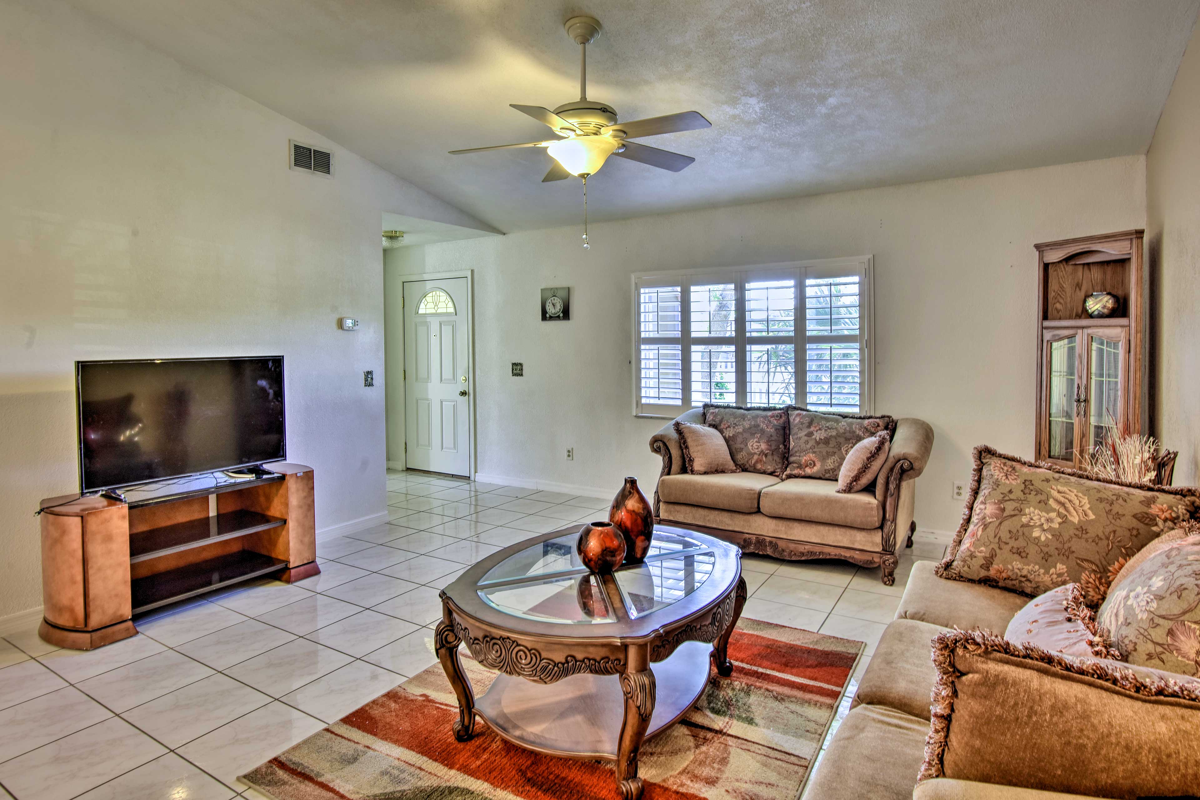 The bright home features accommodations for 6 guests.