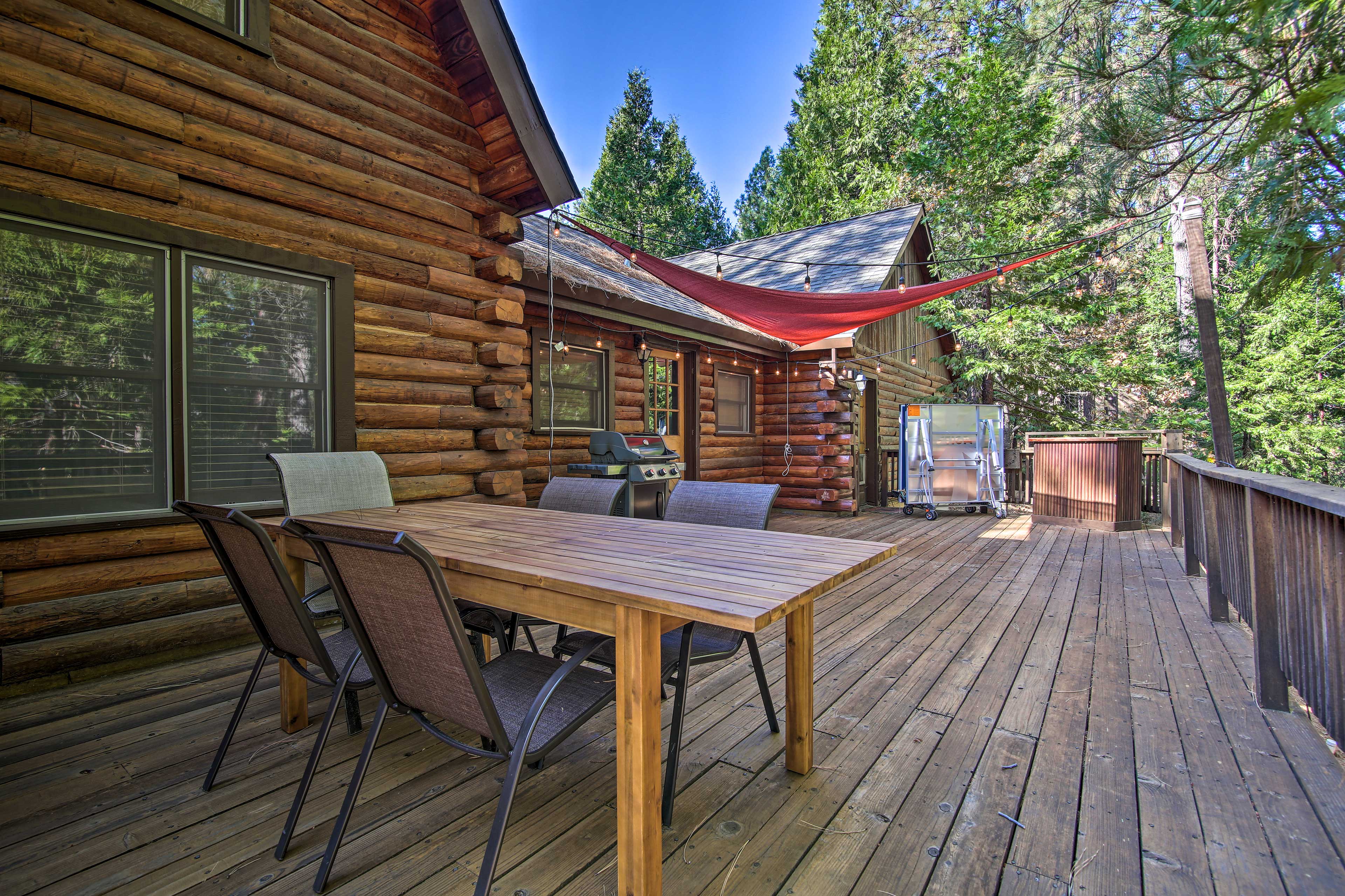 Deck | Outdoor Dining Area | Gas Grill