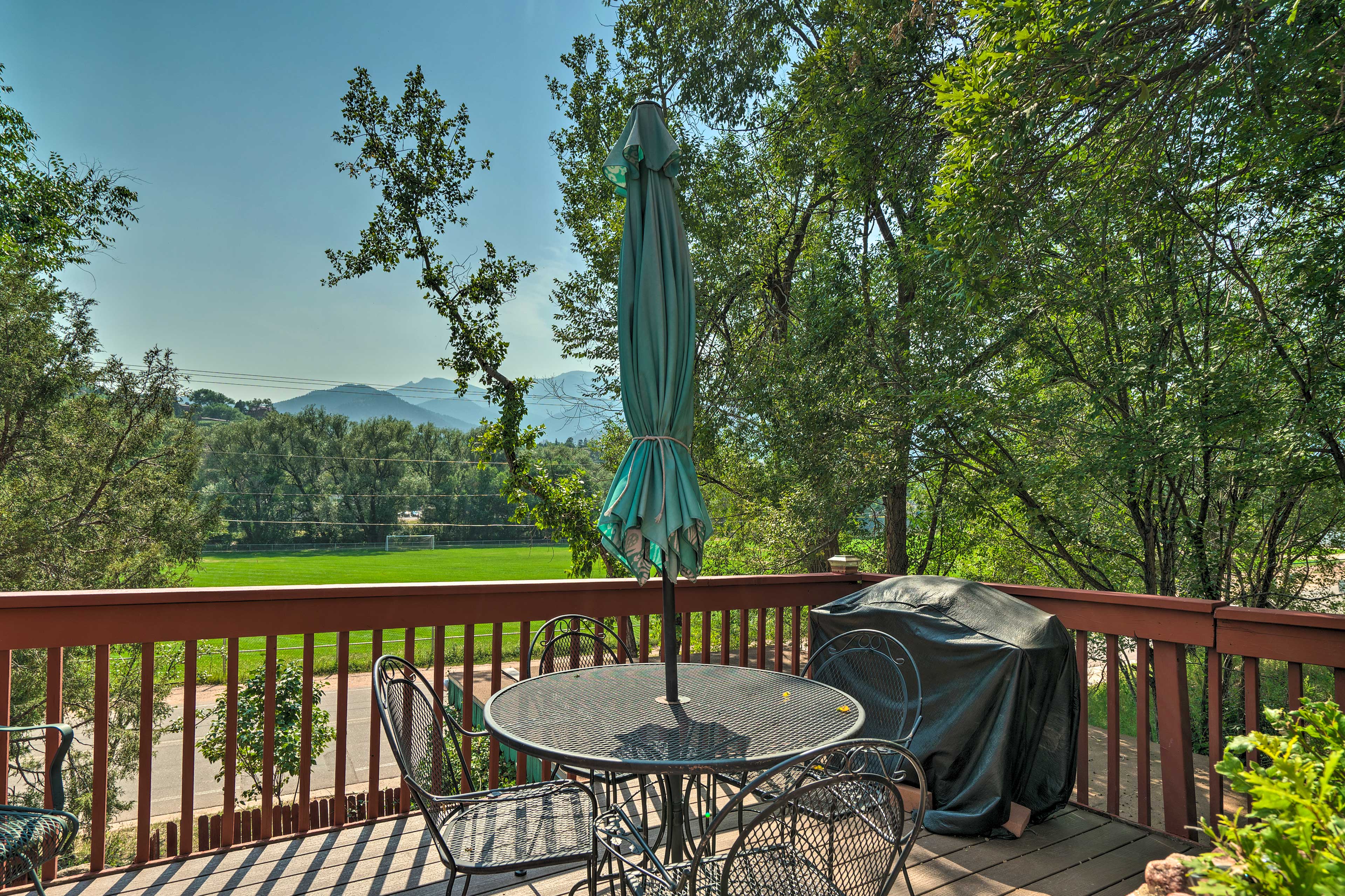 Deck | Outdoor Dining Area | Gas Grill