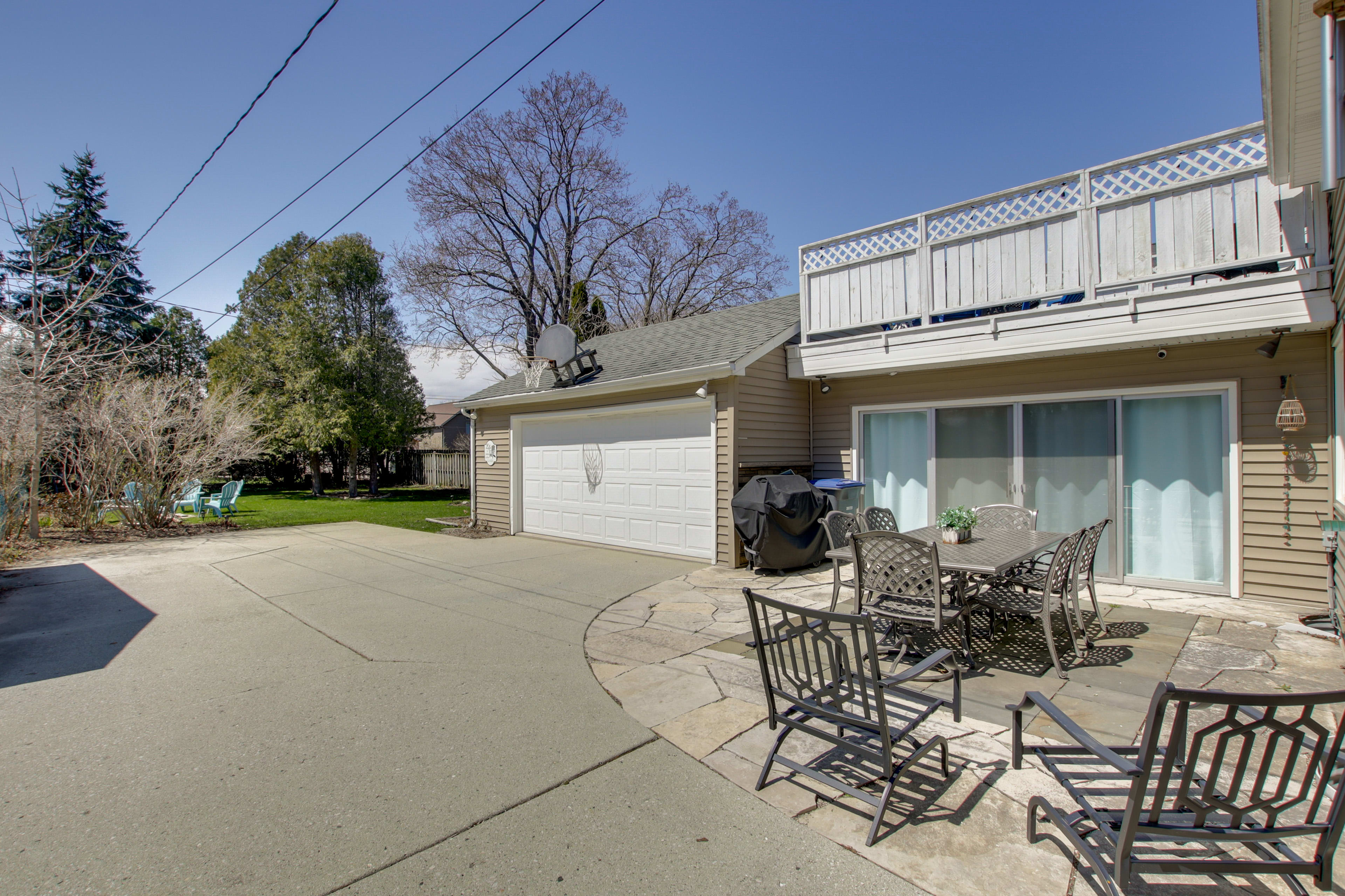 Exterior | Furnished Patio | Basketball Hoop