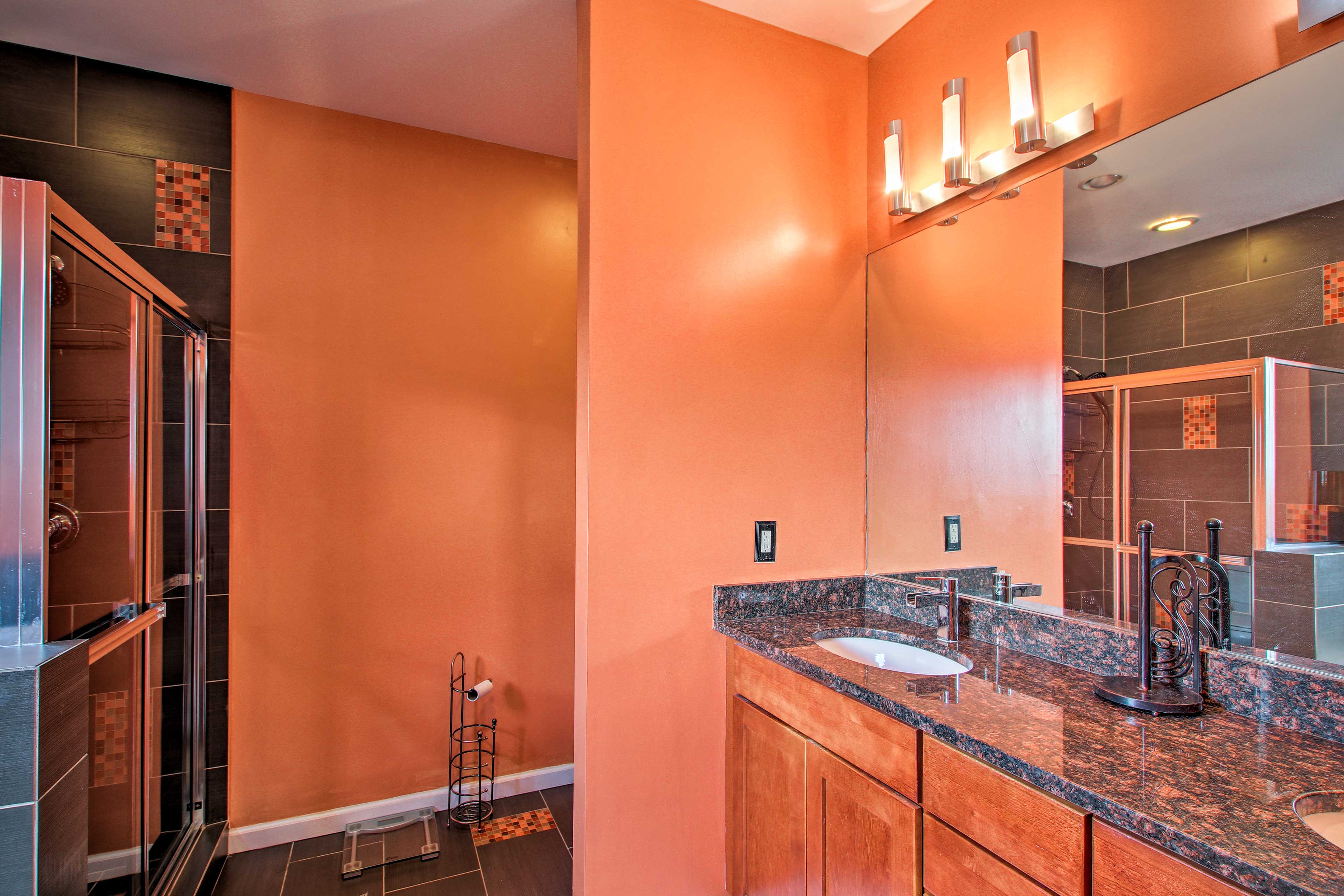 The en-suite bathroom features a separate shower and soaking tub.