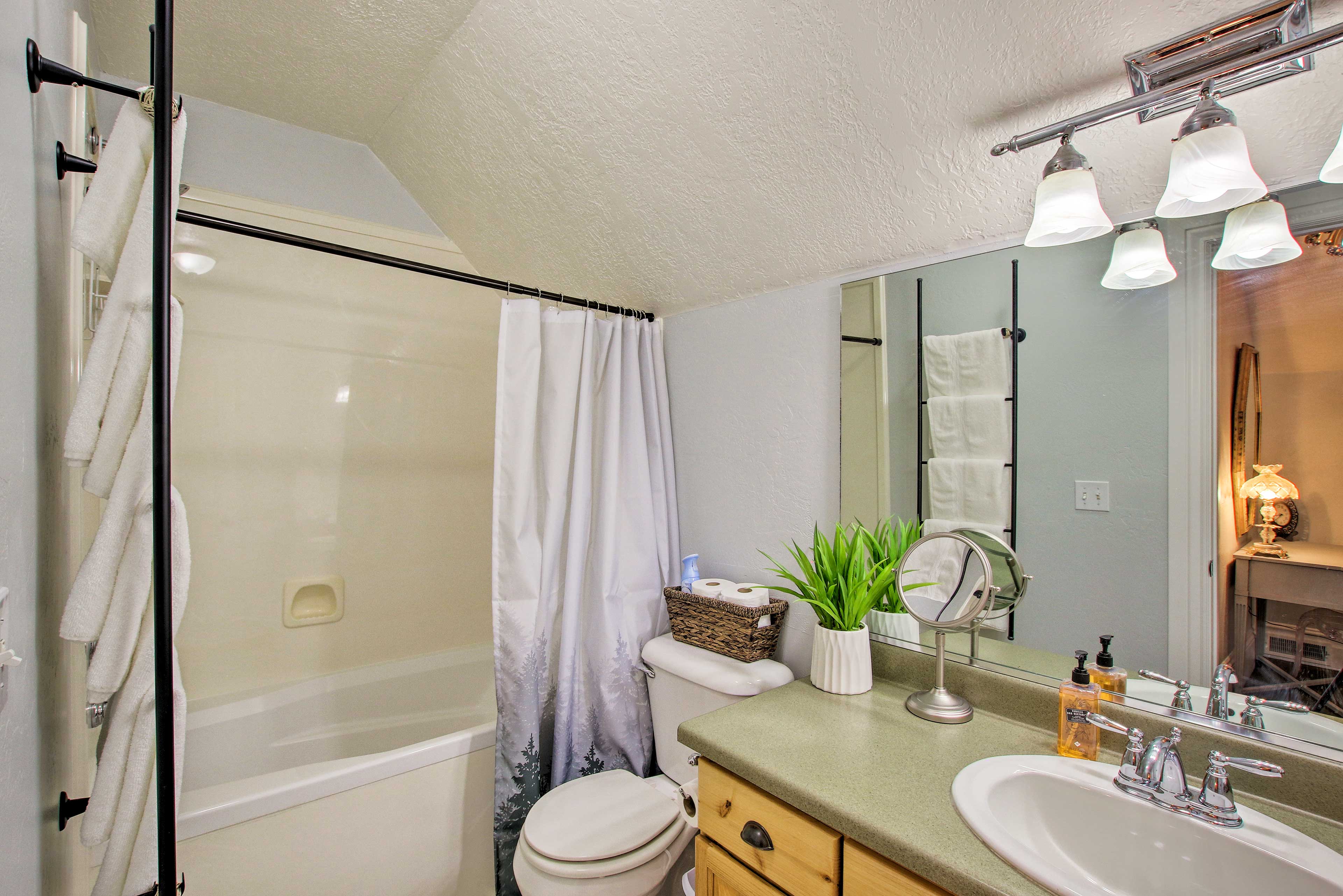 Full Bathroom | Complimentary Toiletries | Hair Dryer