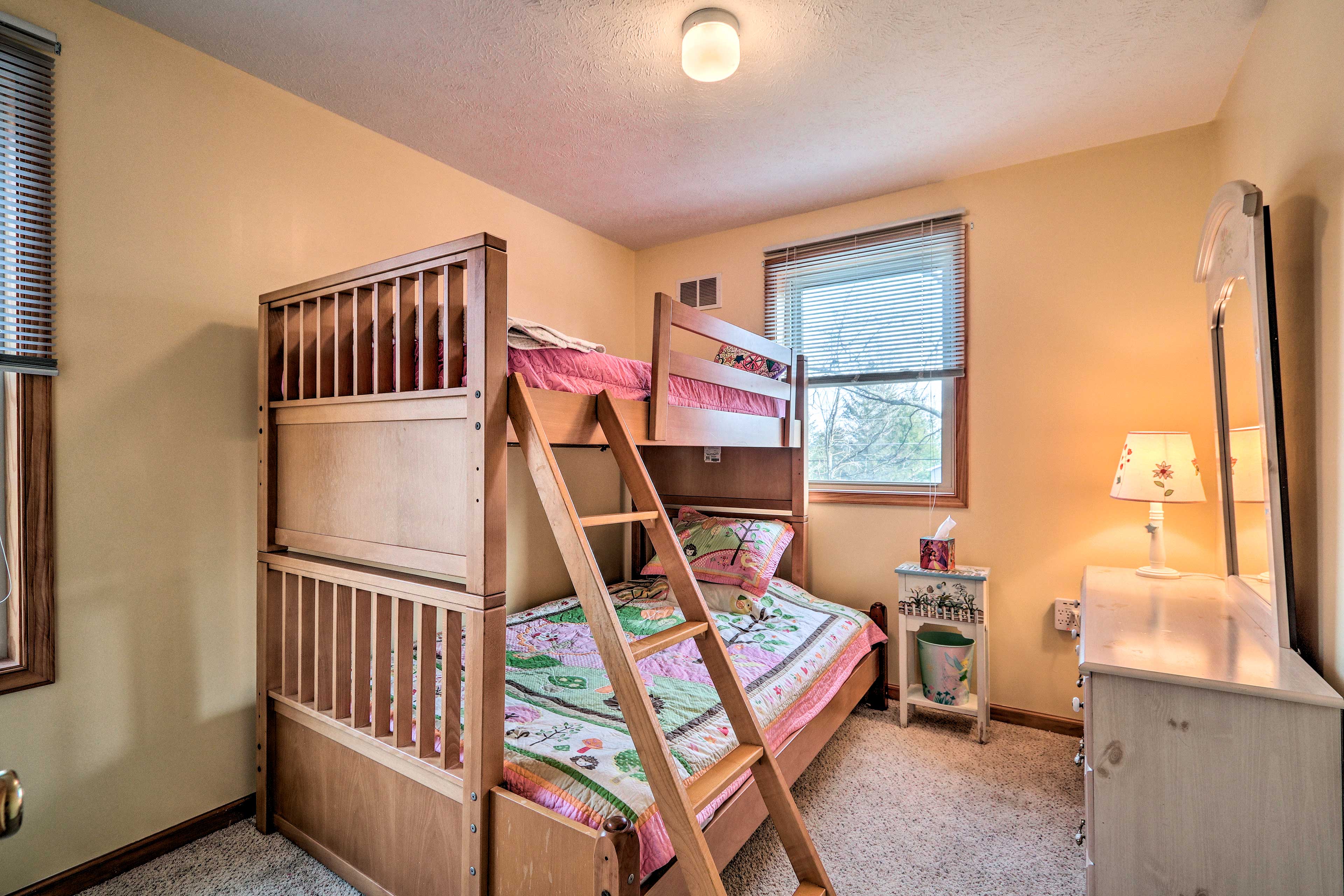 Bedroom 2 | Twin/Full Bunk Bed