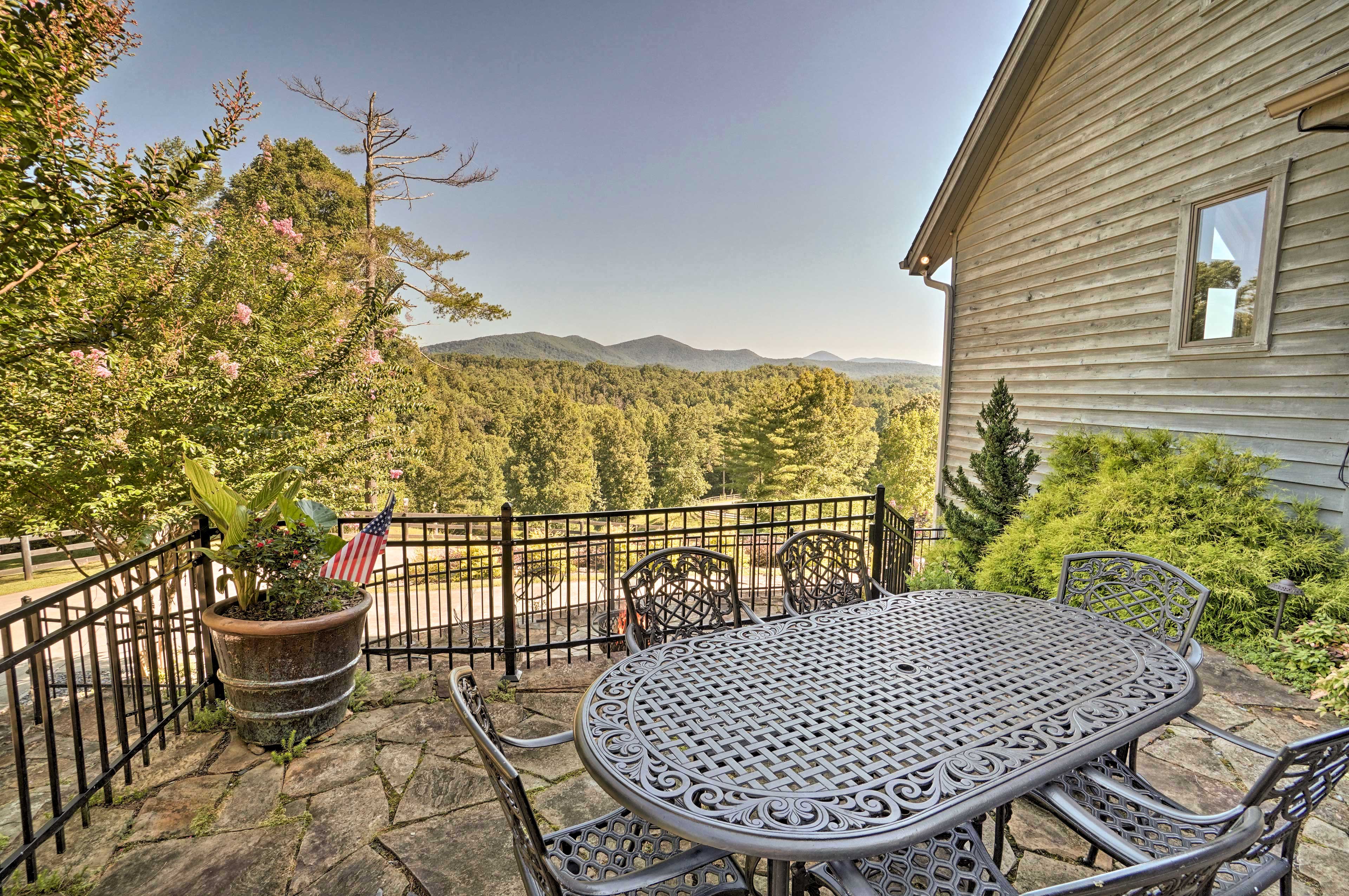 Dahlonega Vacation Rental | 4BR | 3.5BA | 5 Stairs to Access | 3,200 Sq Ft