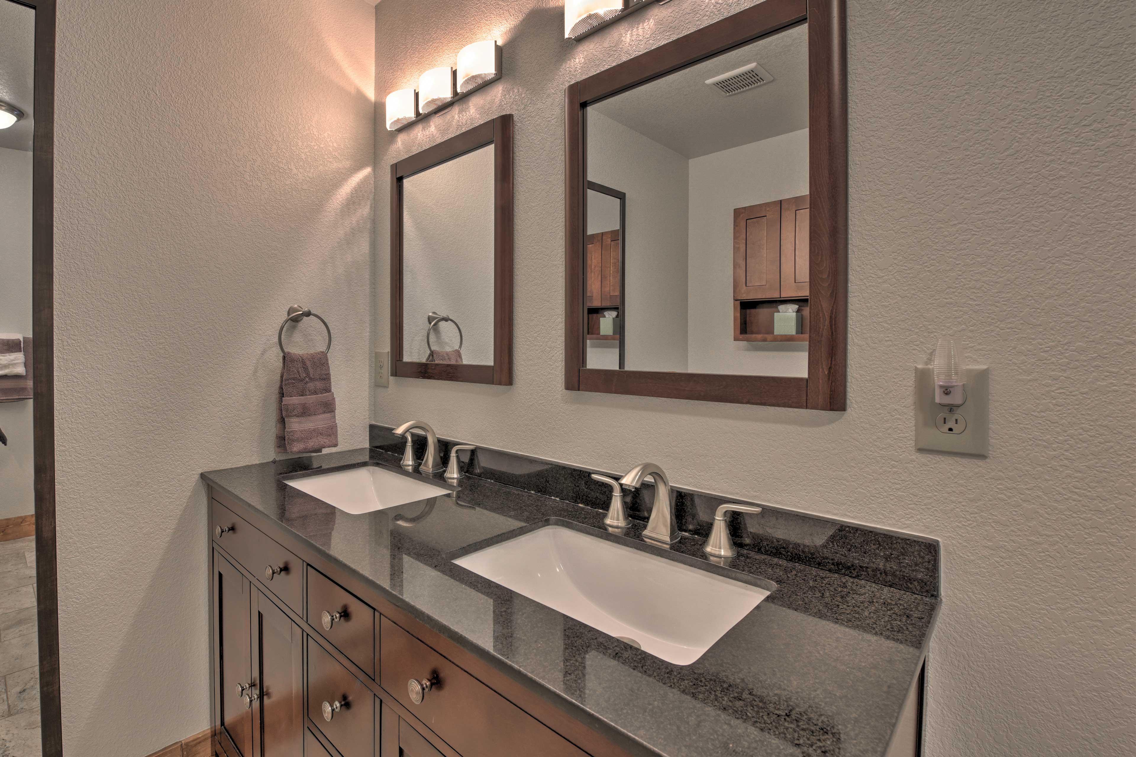 En-Suite Bathroom | Towels Provided