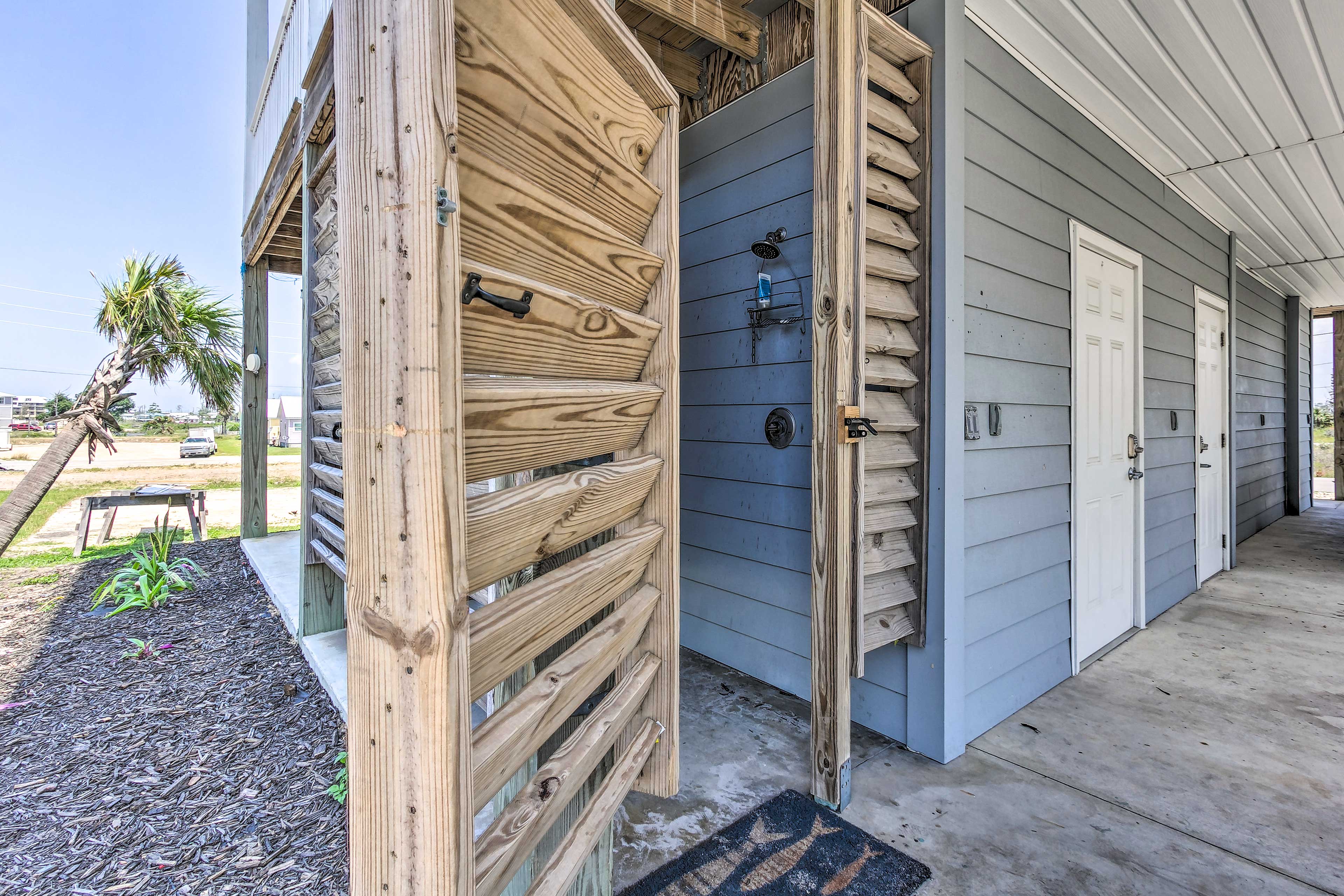 Private Exterior Space: Outdoor Shower