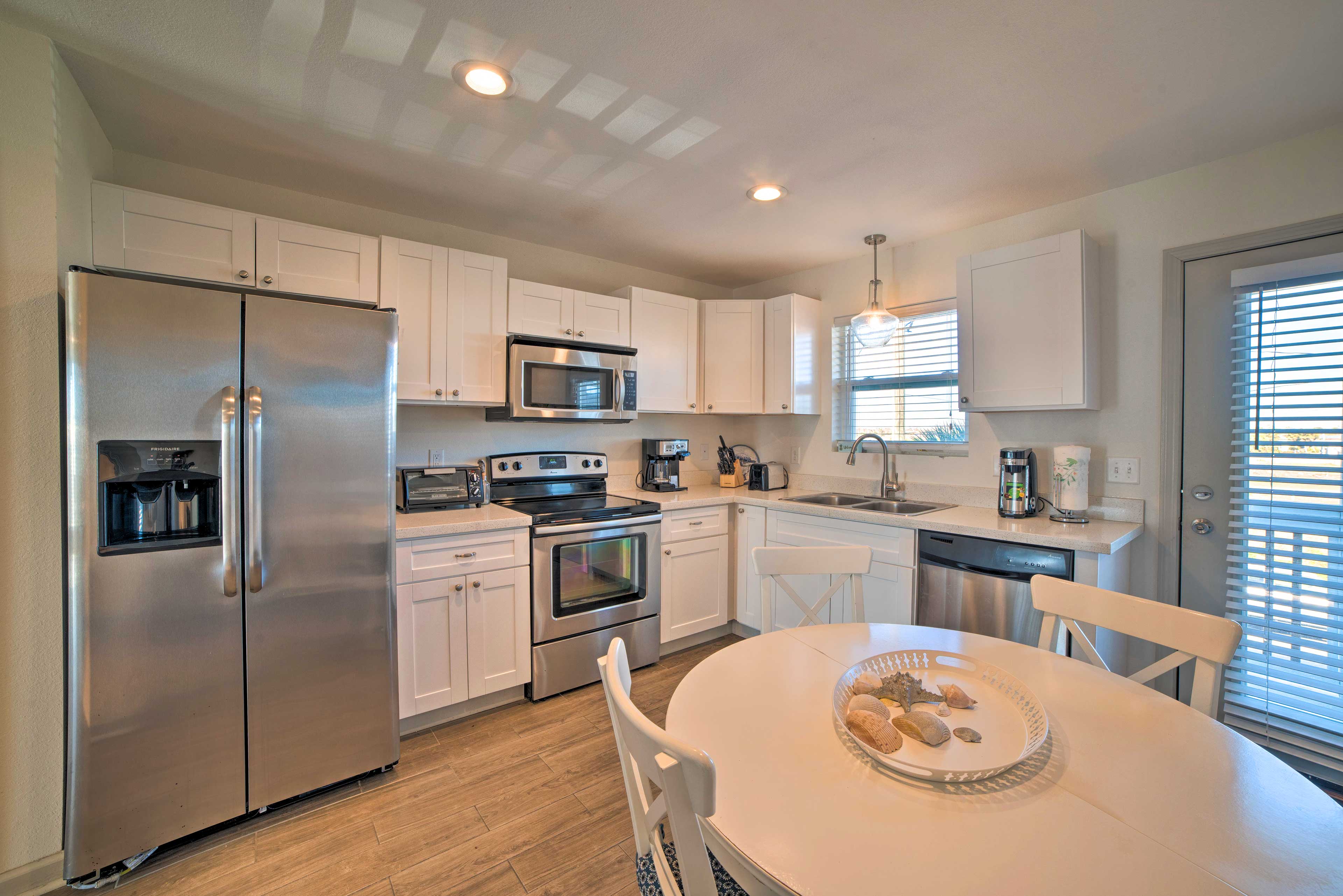 Kitchen | Fully Equipped w/ Cooking Basics