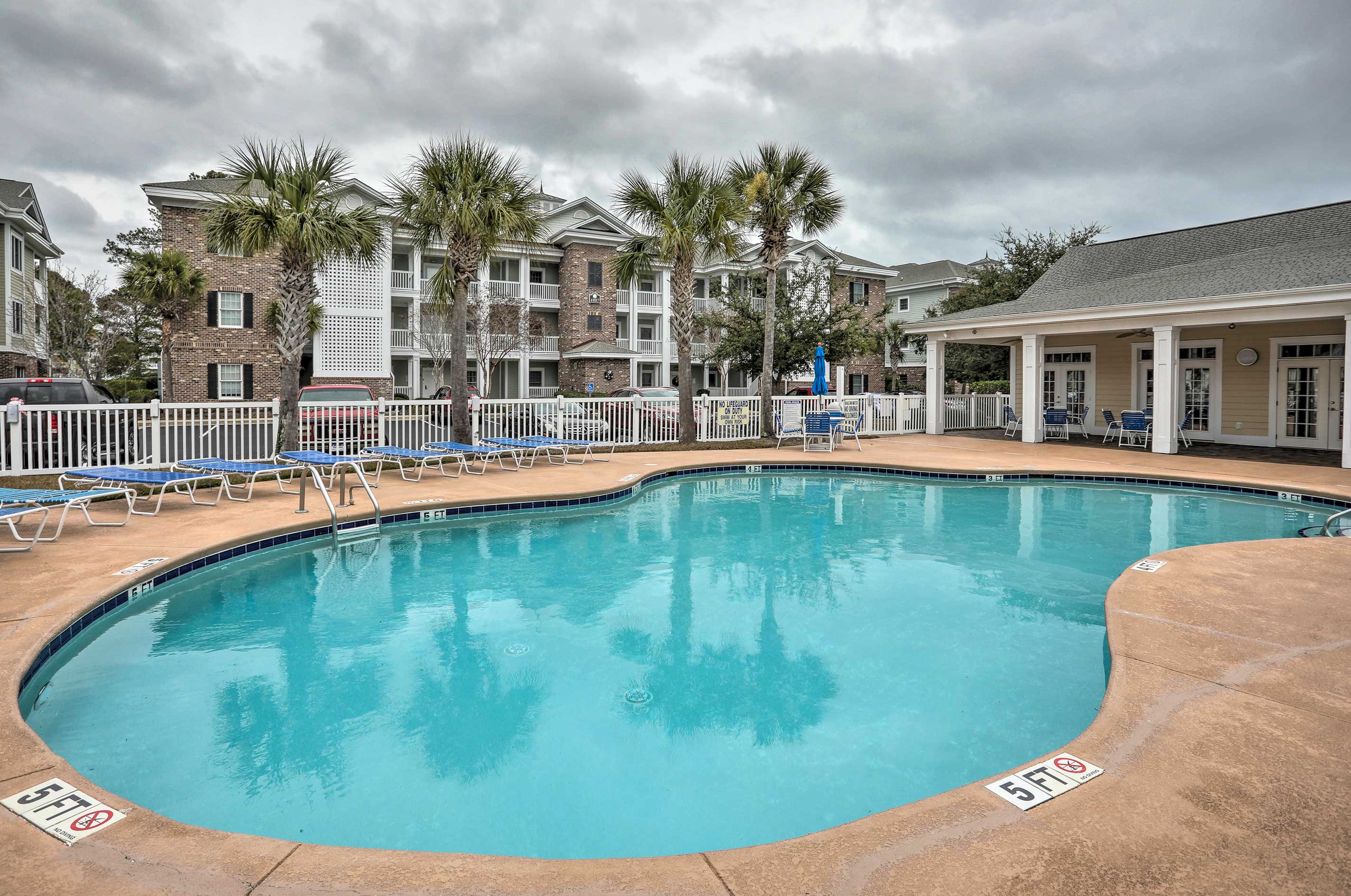 Community Amenities | Outdoor Pool