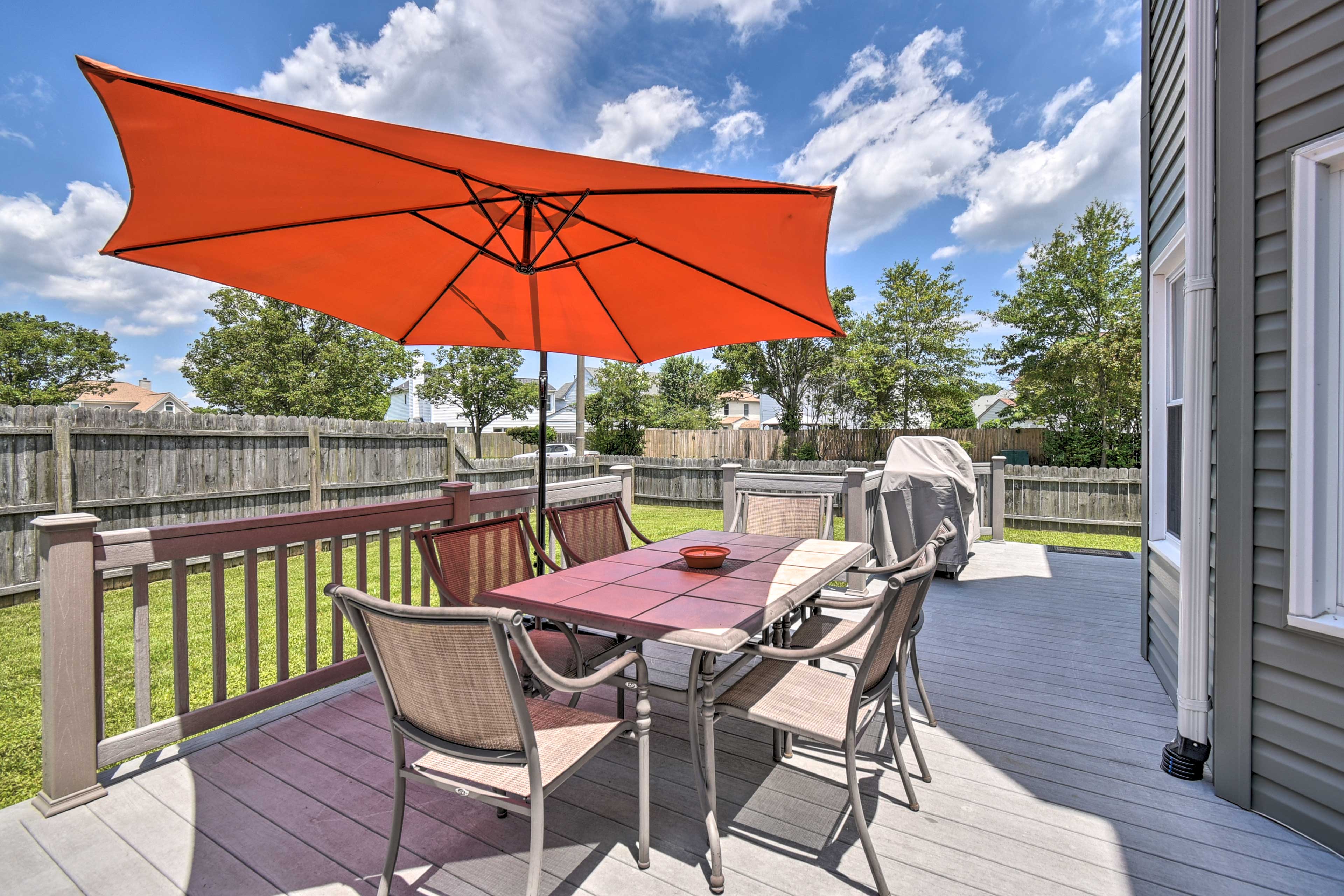 Deck | Outdoor Dining Area | Gas Grill