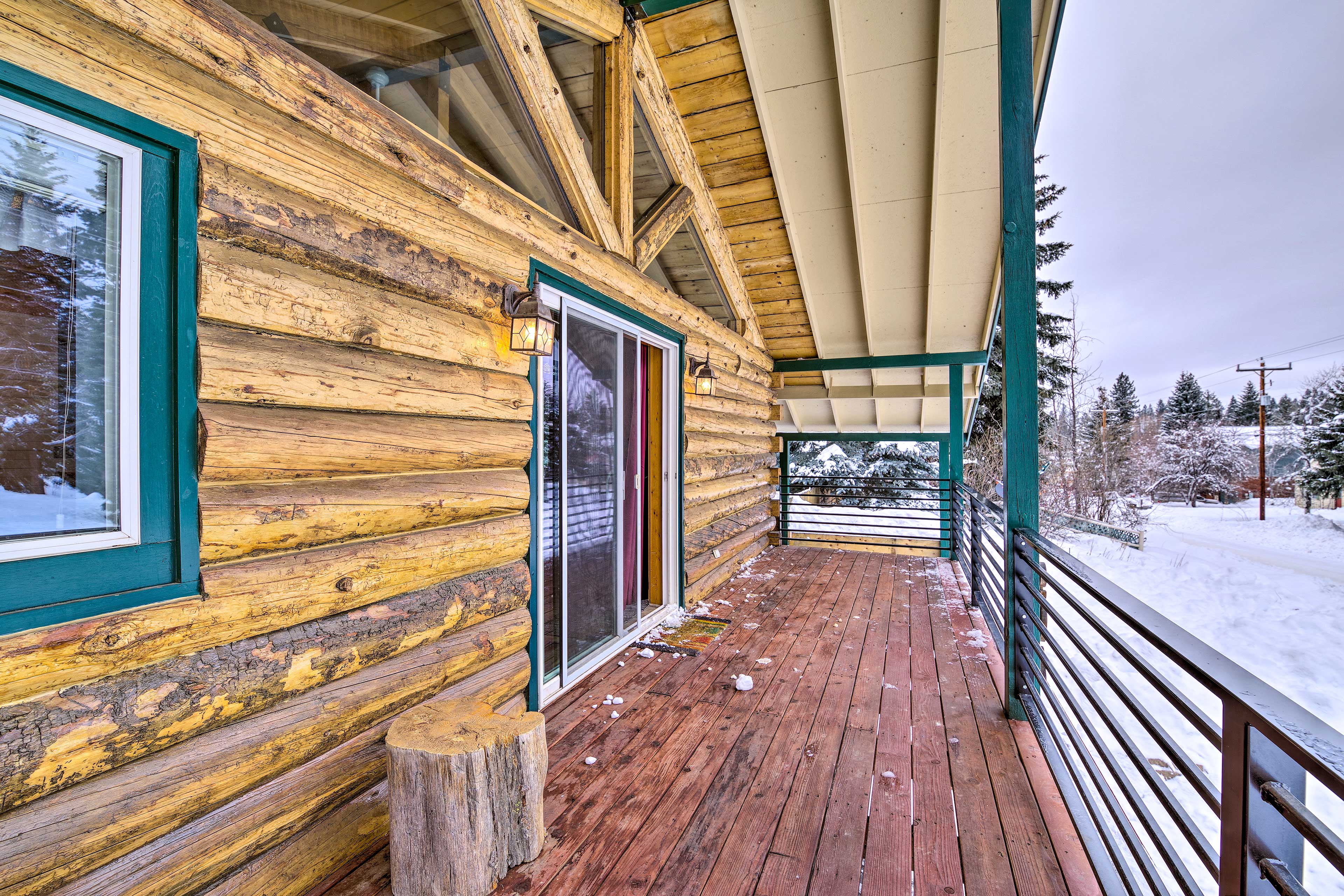 Deck | Outdoor Dining Area | Gas Grill