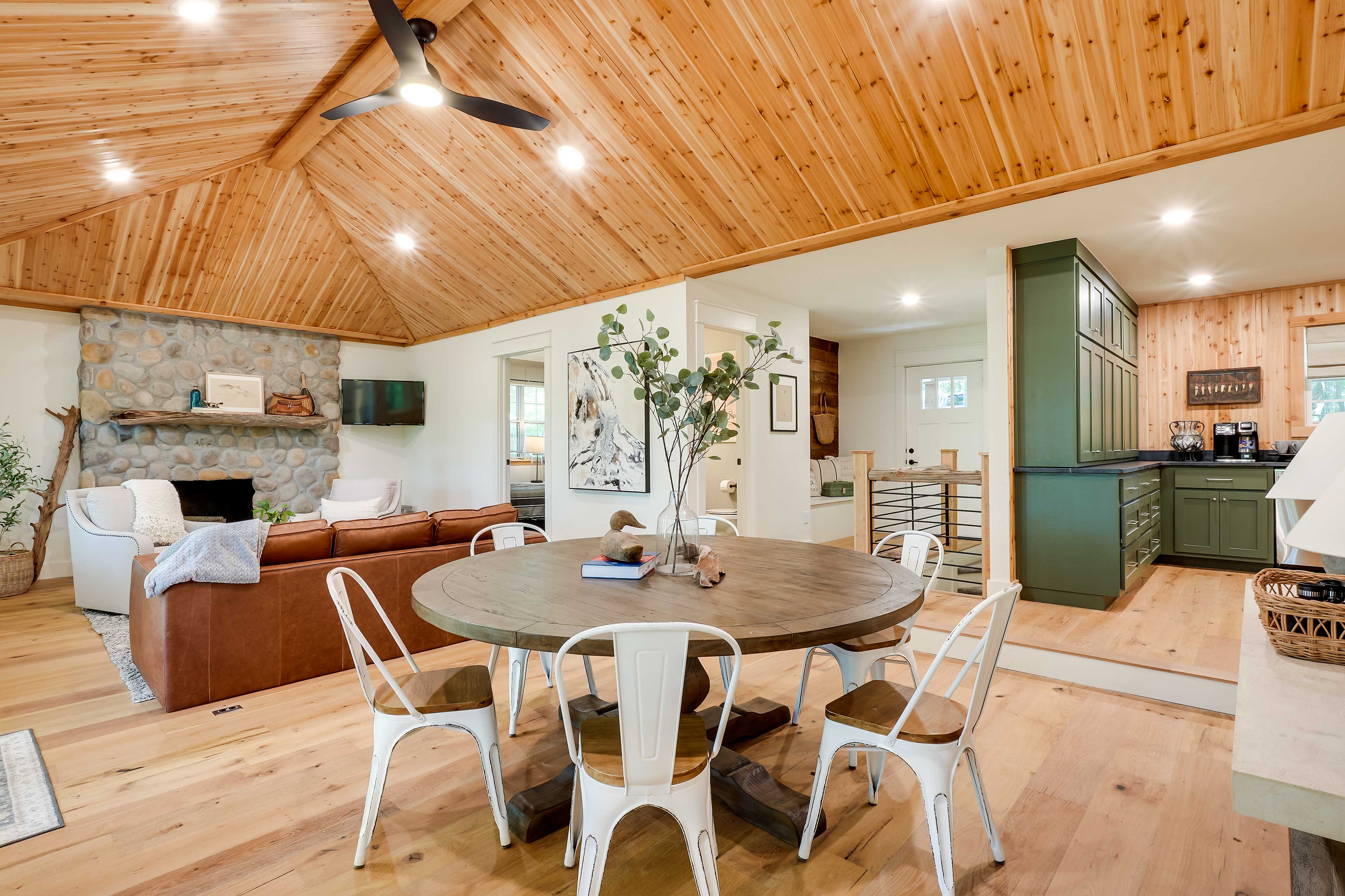 Dining Table | Dishware Provided