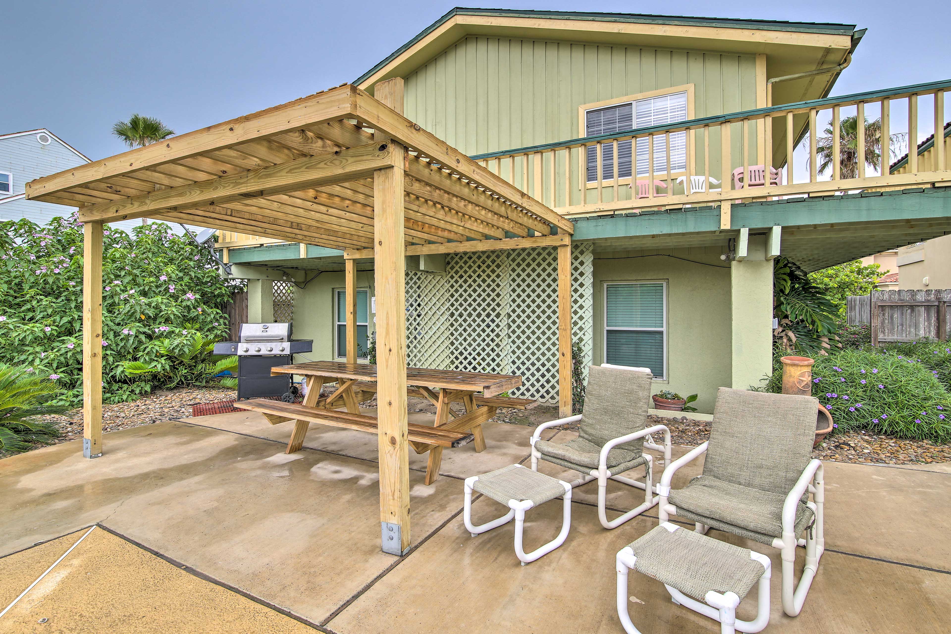 Backyard | Pergola | Picnic Table | Charcoal Grill