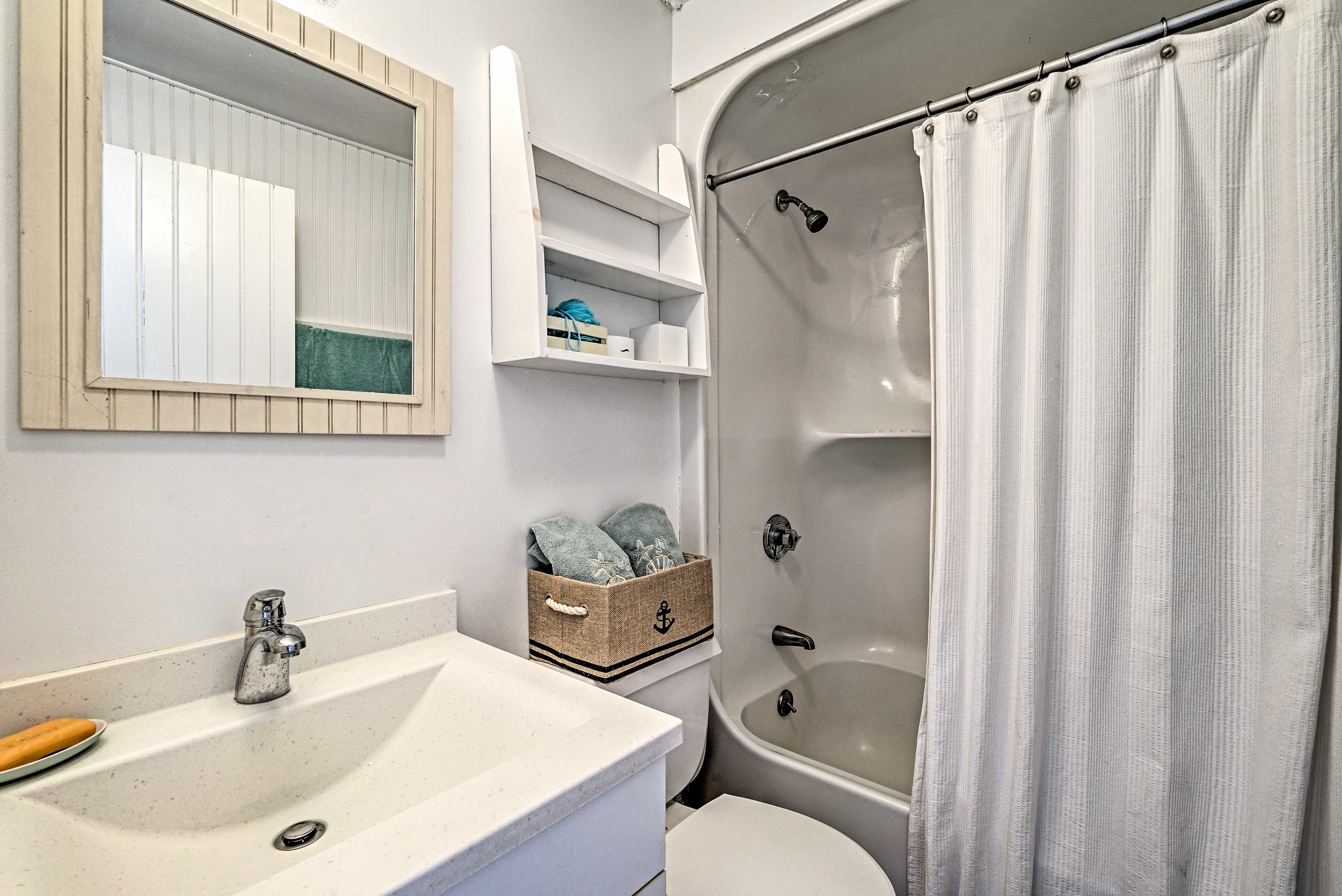 Full Bathroom | 2nd Floor | Towels & Linens Provided