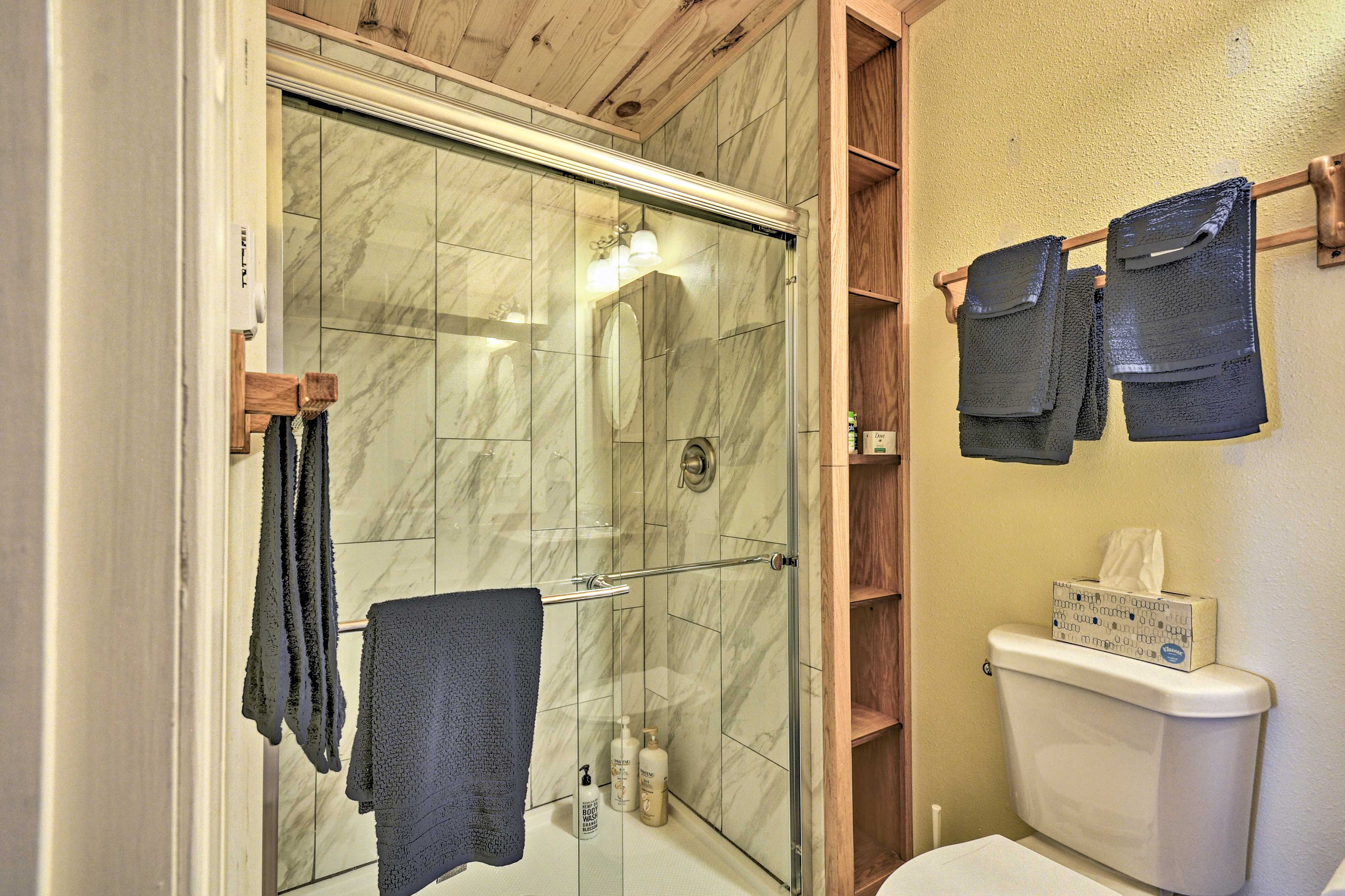 Full Bathroom | Complimentary Toiletries