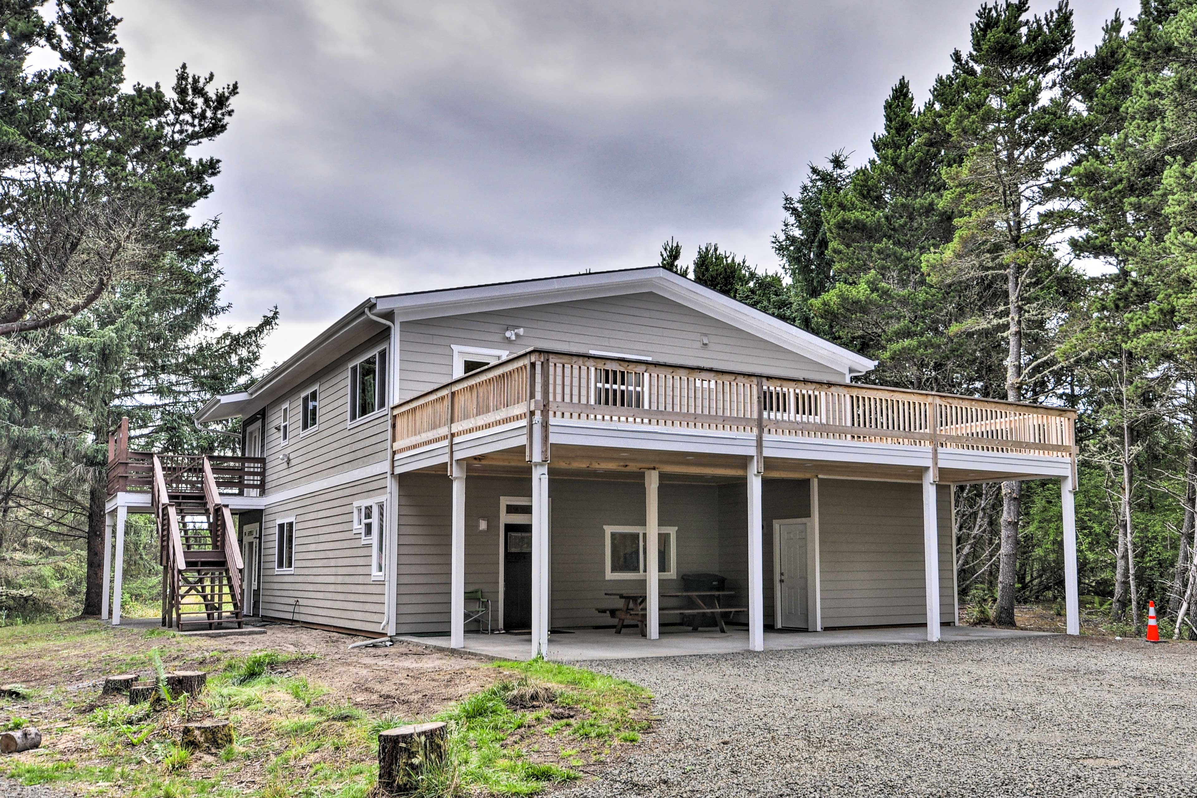 Exterior | Picnic Table