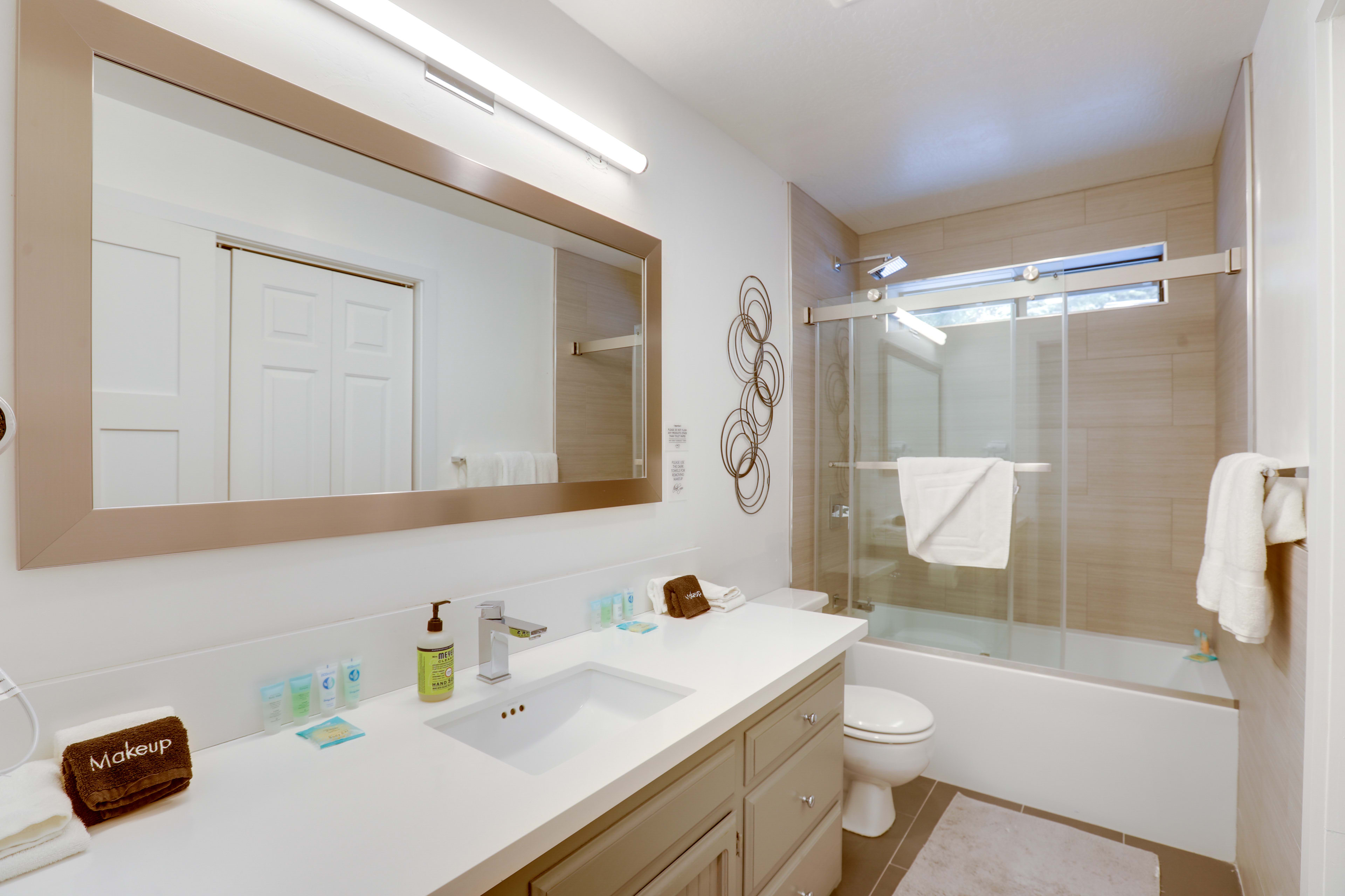 Full Bathroom | Towels Provided | Shower/Tub Combo