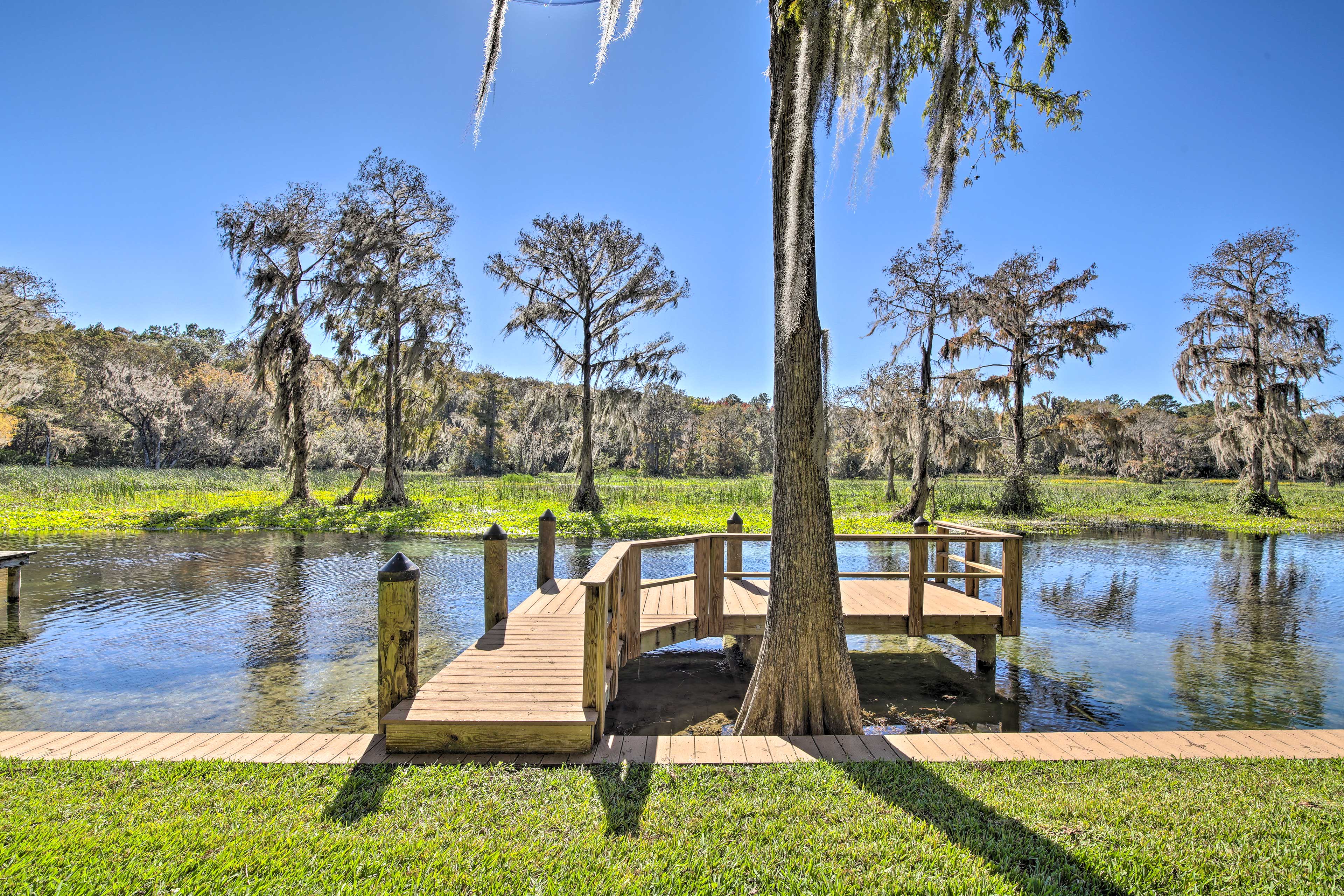 Rainbow River Oasis w/ Kayaks + Furnished Sunroom!