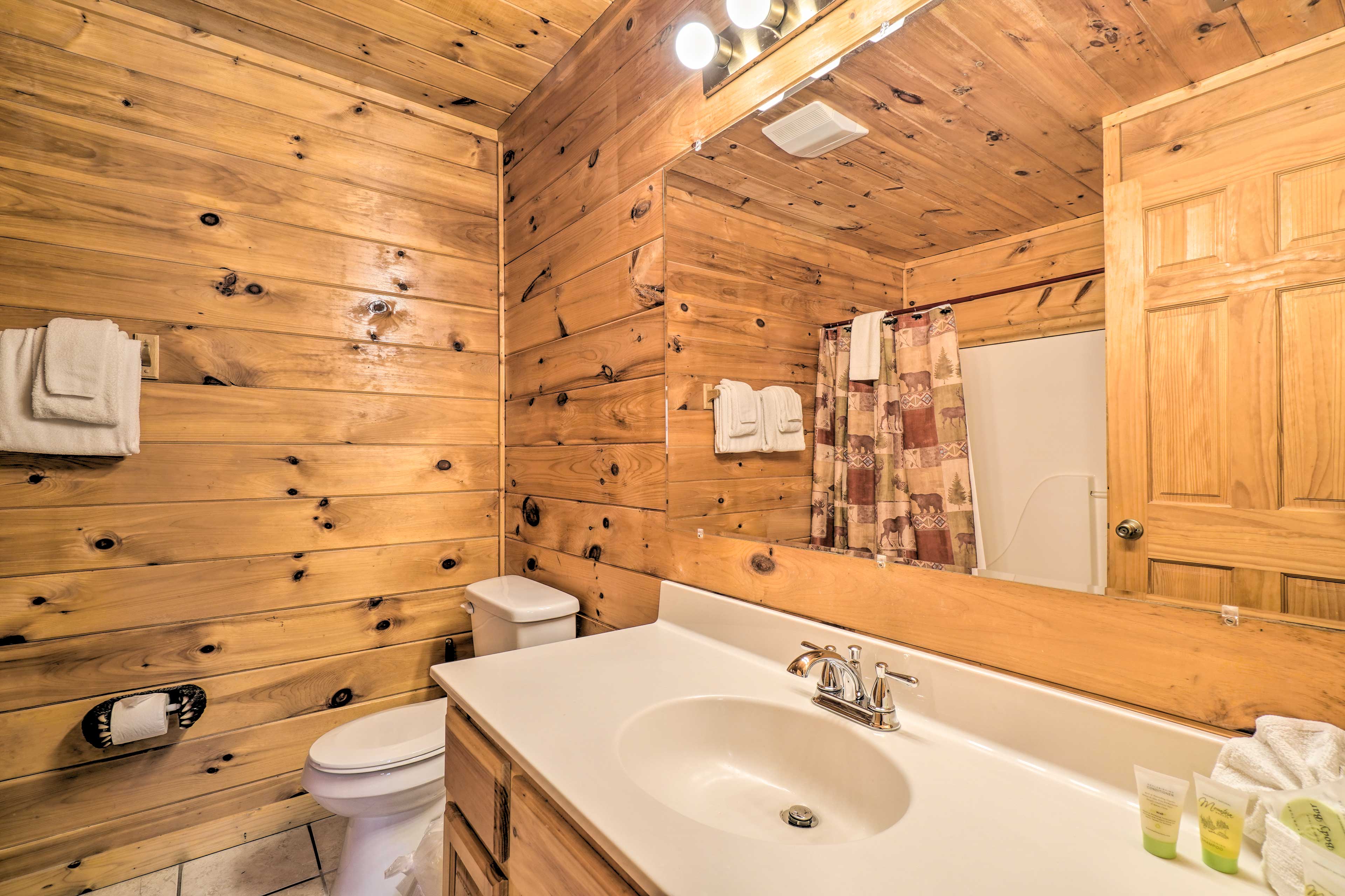 En-Suite Bathroom | Towels Provided