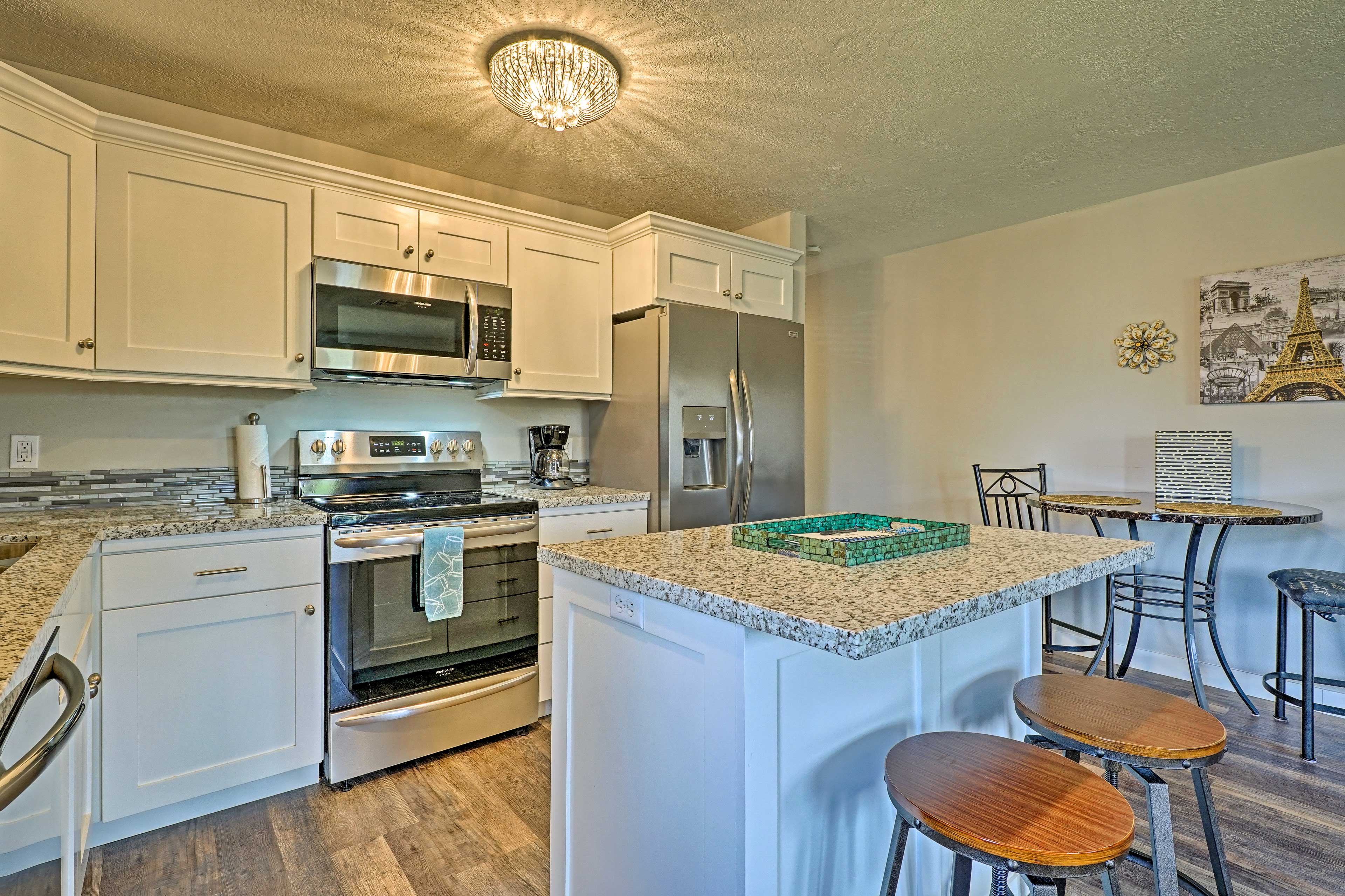 Kitchen | 2-Person Breakfast Bar