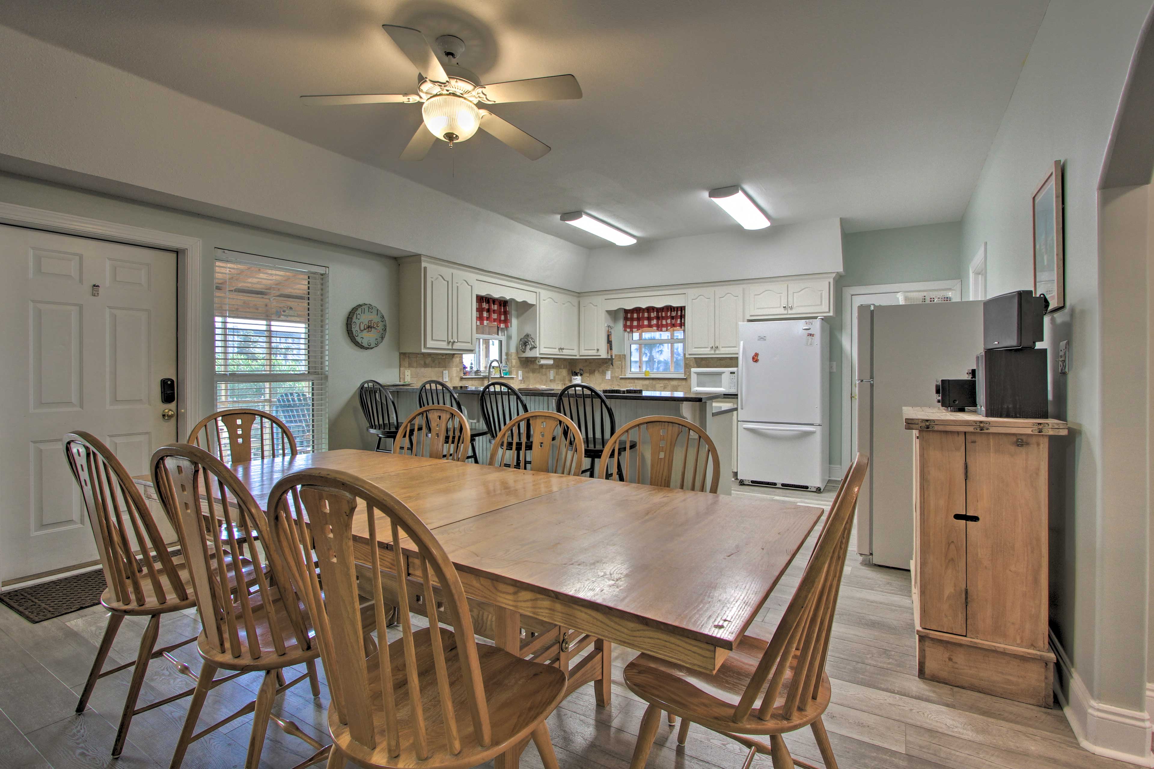 Dining Area | Dishes & Flatware Provided