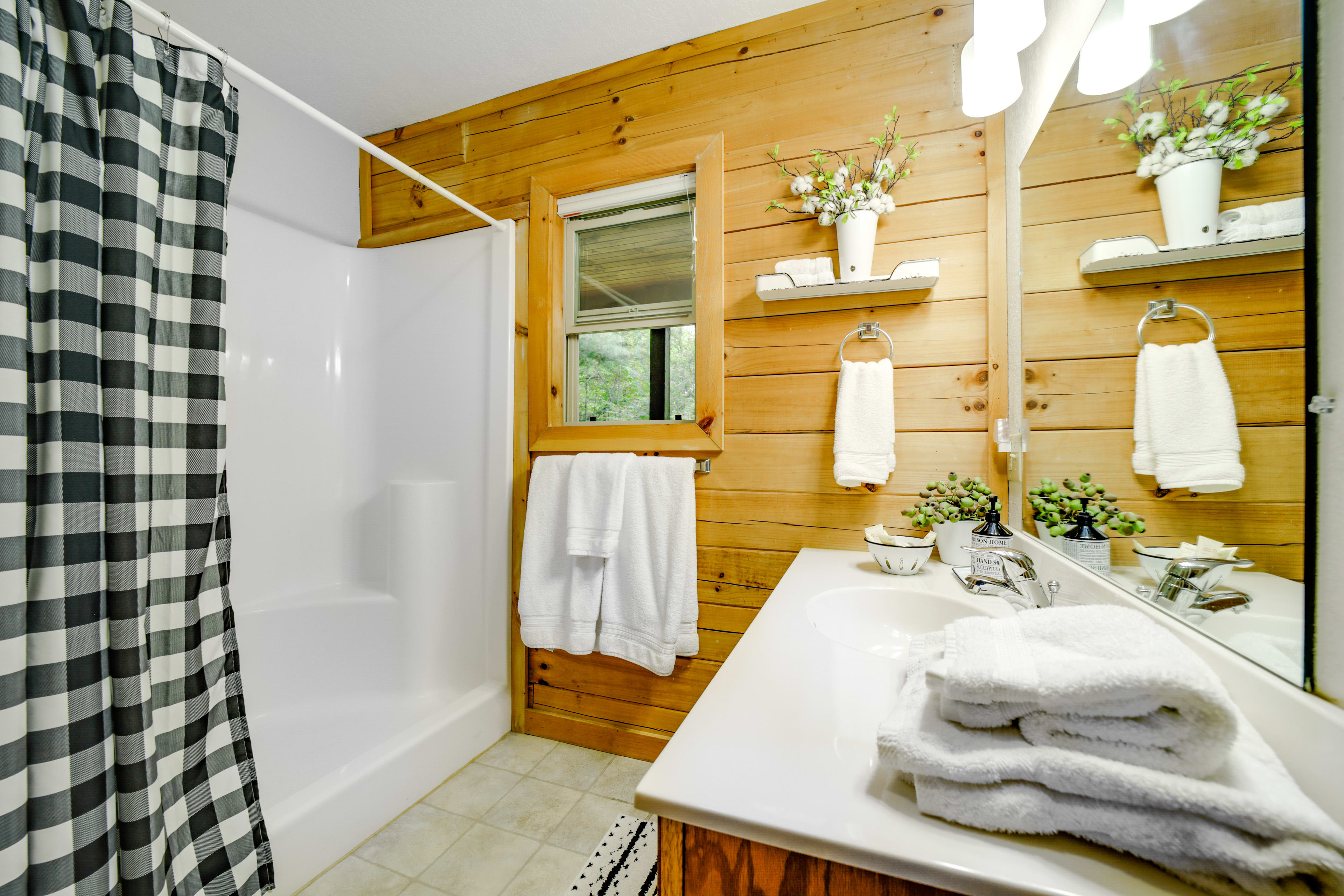 En-Suite Bathroom | Towels Provided