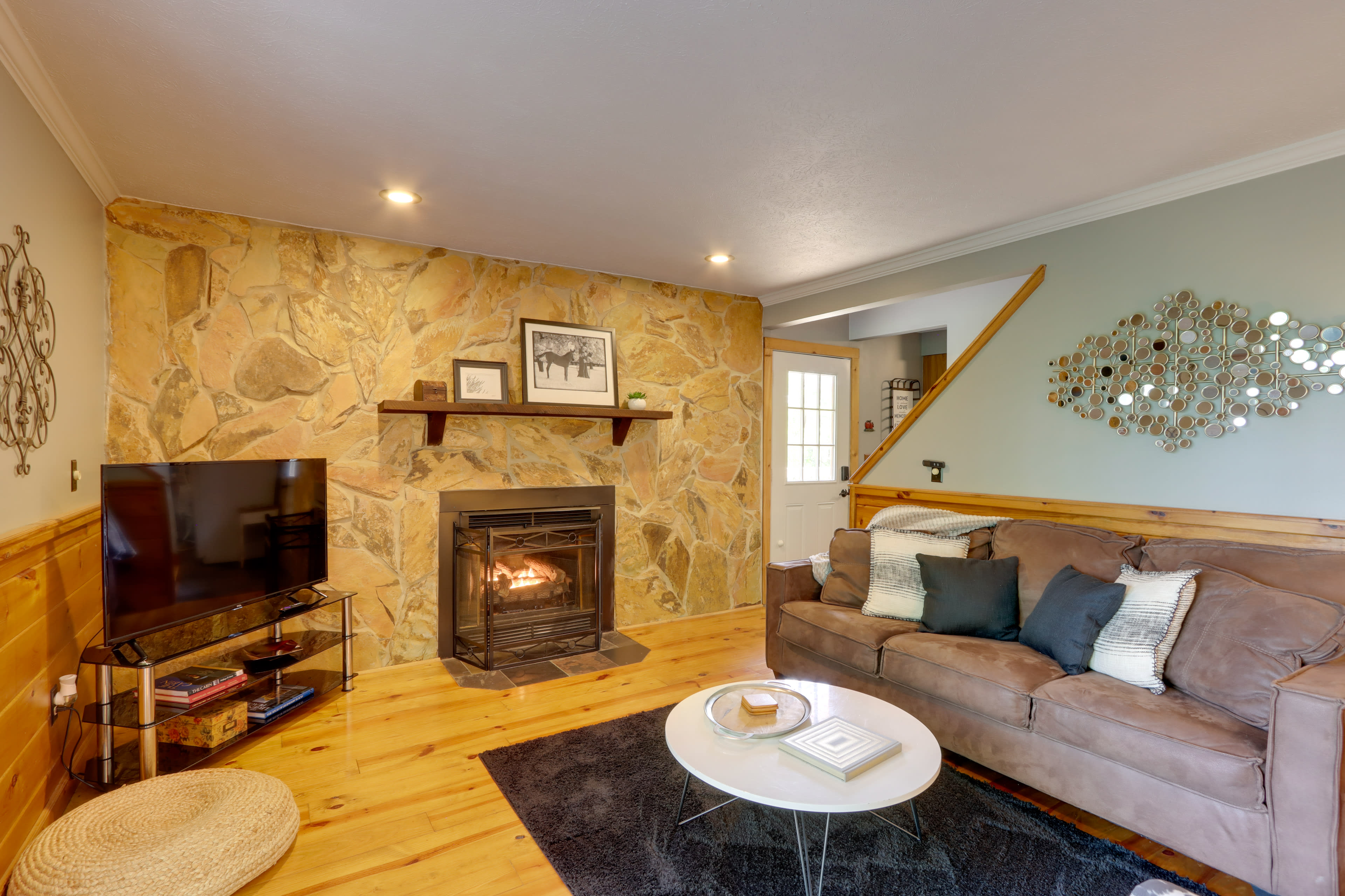 Living Room | Smart TV | Rustic-Chic Interior | Wood-Burning Fireplace