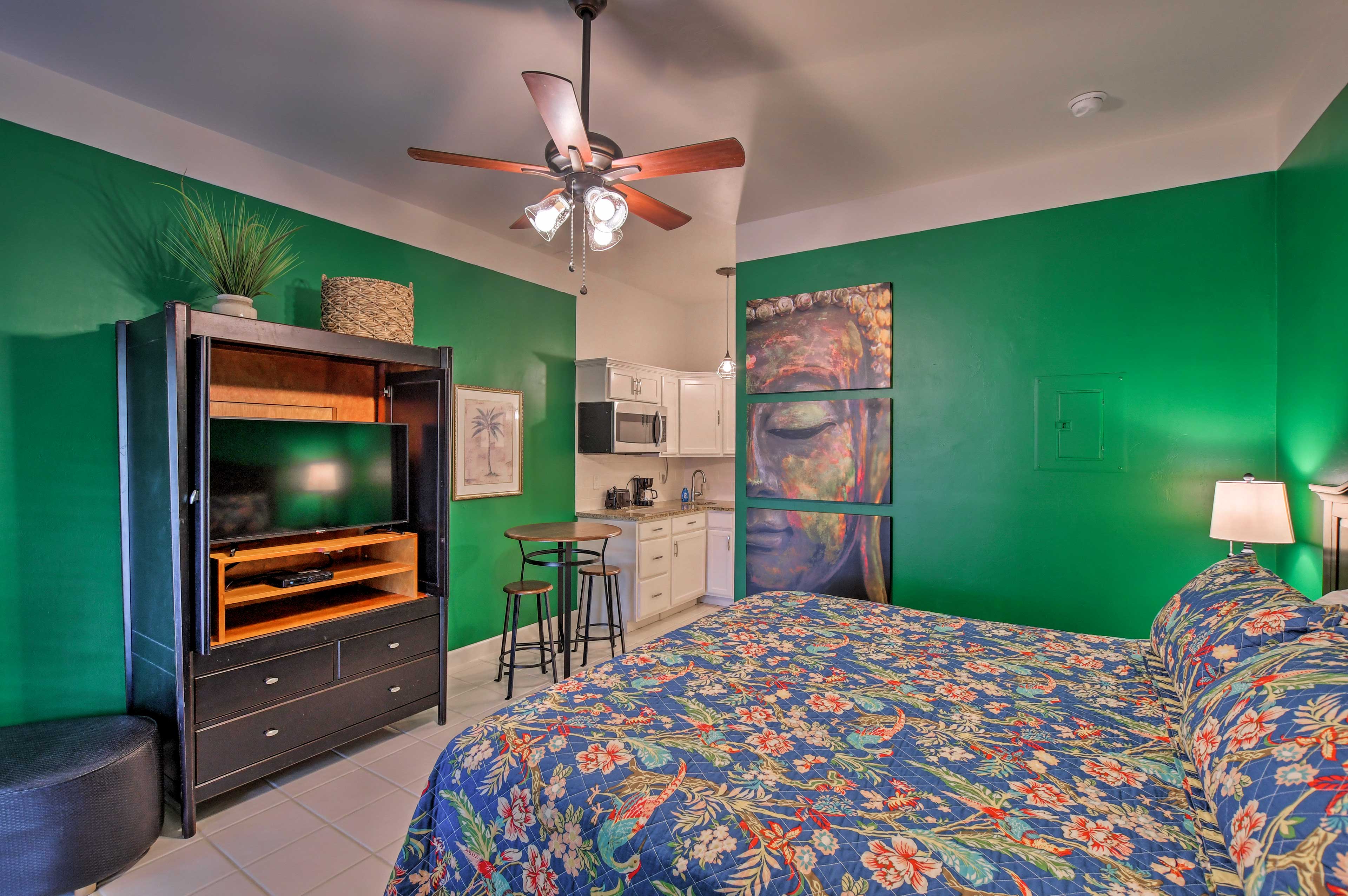 This vibrant studio has a comfortably furnished interior and all the essentials!