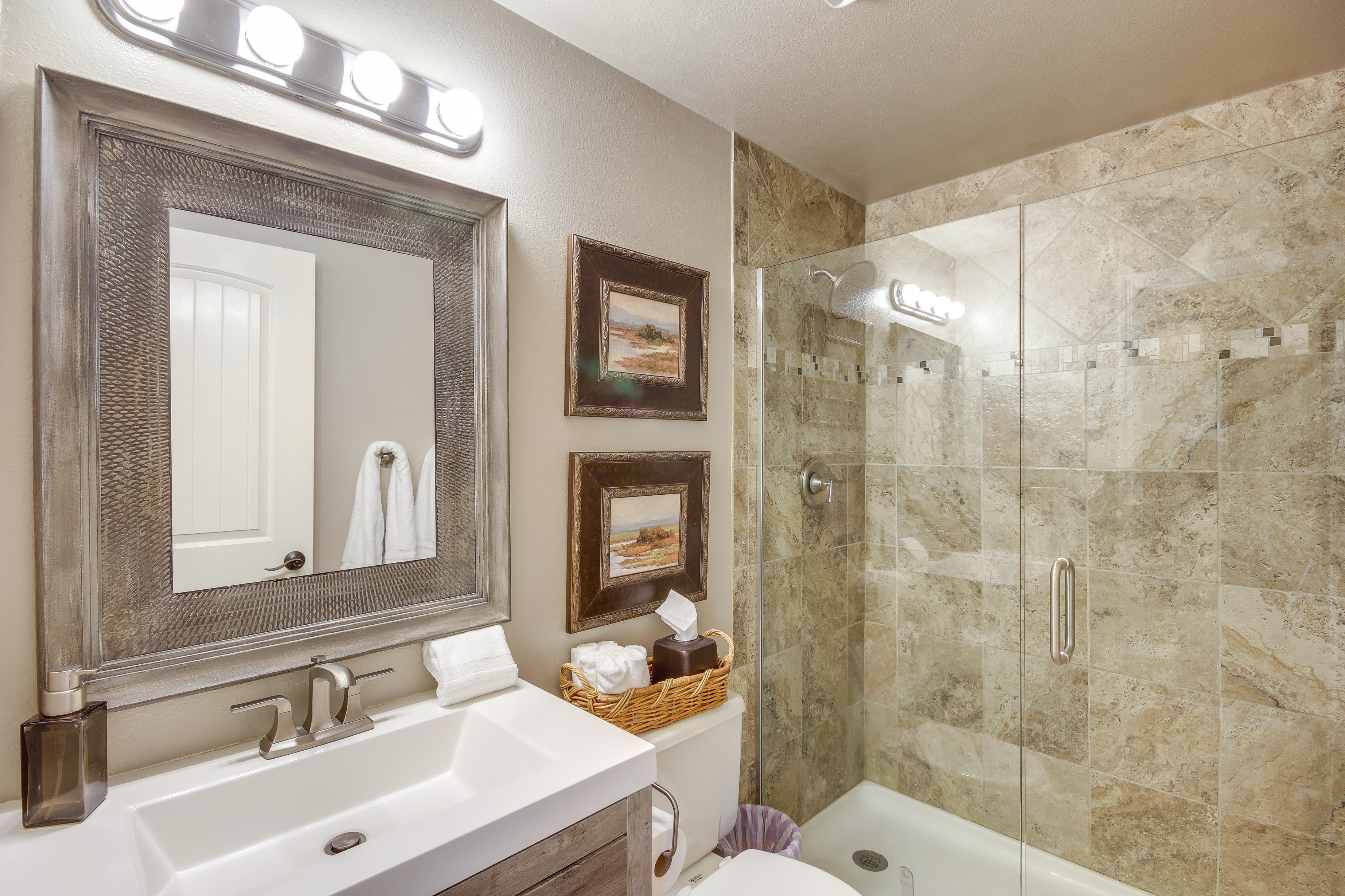 Full Bathroom | Complimentary Toiletries