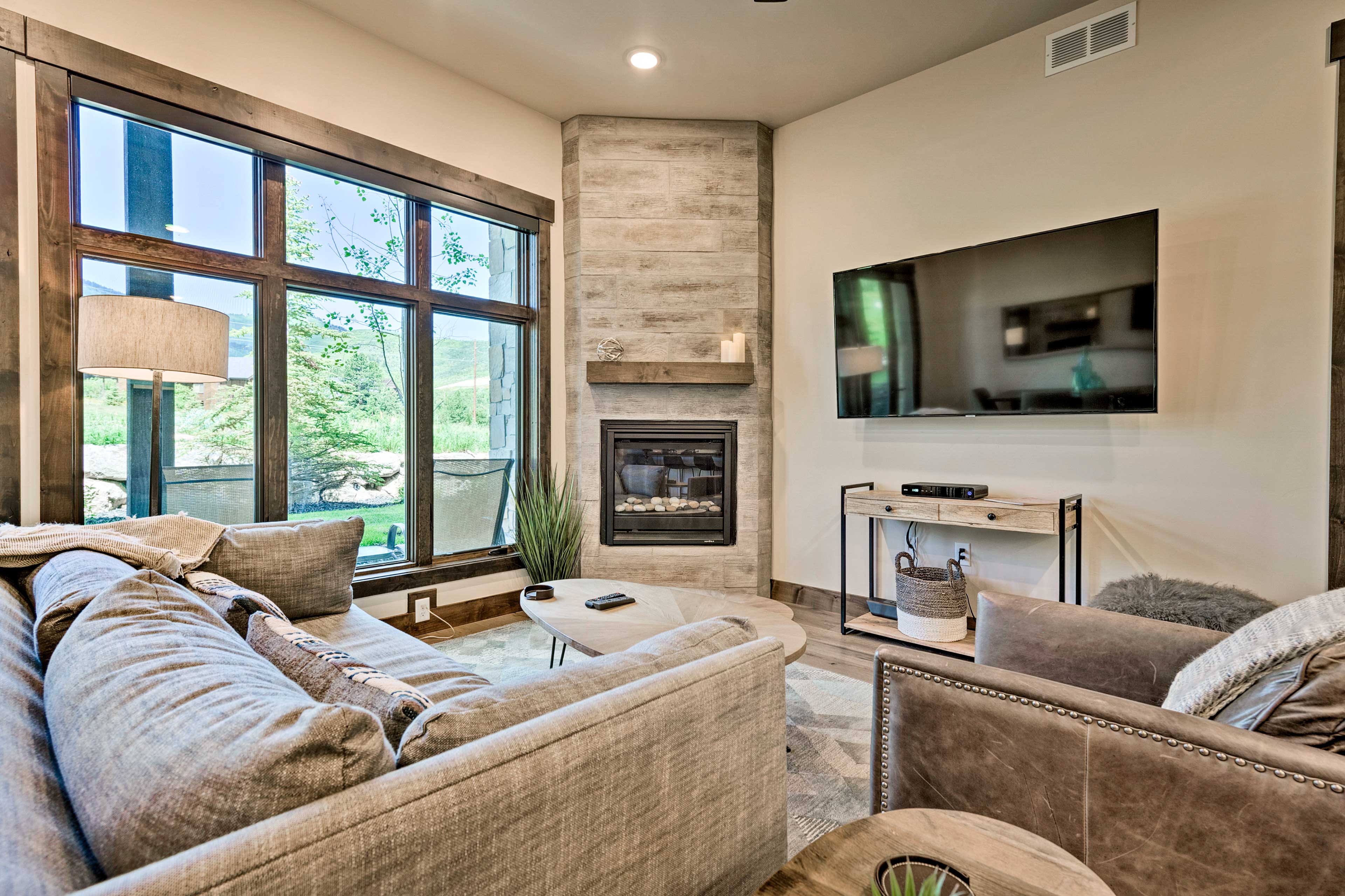Living Room | Queen Sleeper Sofa | Smart TV | Gas Fireplace | Free WiFi