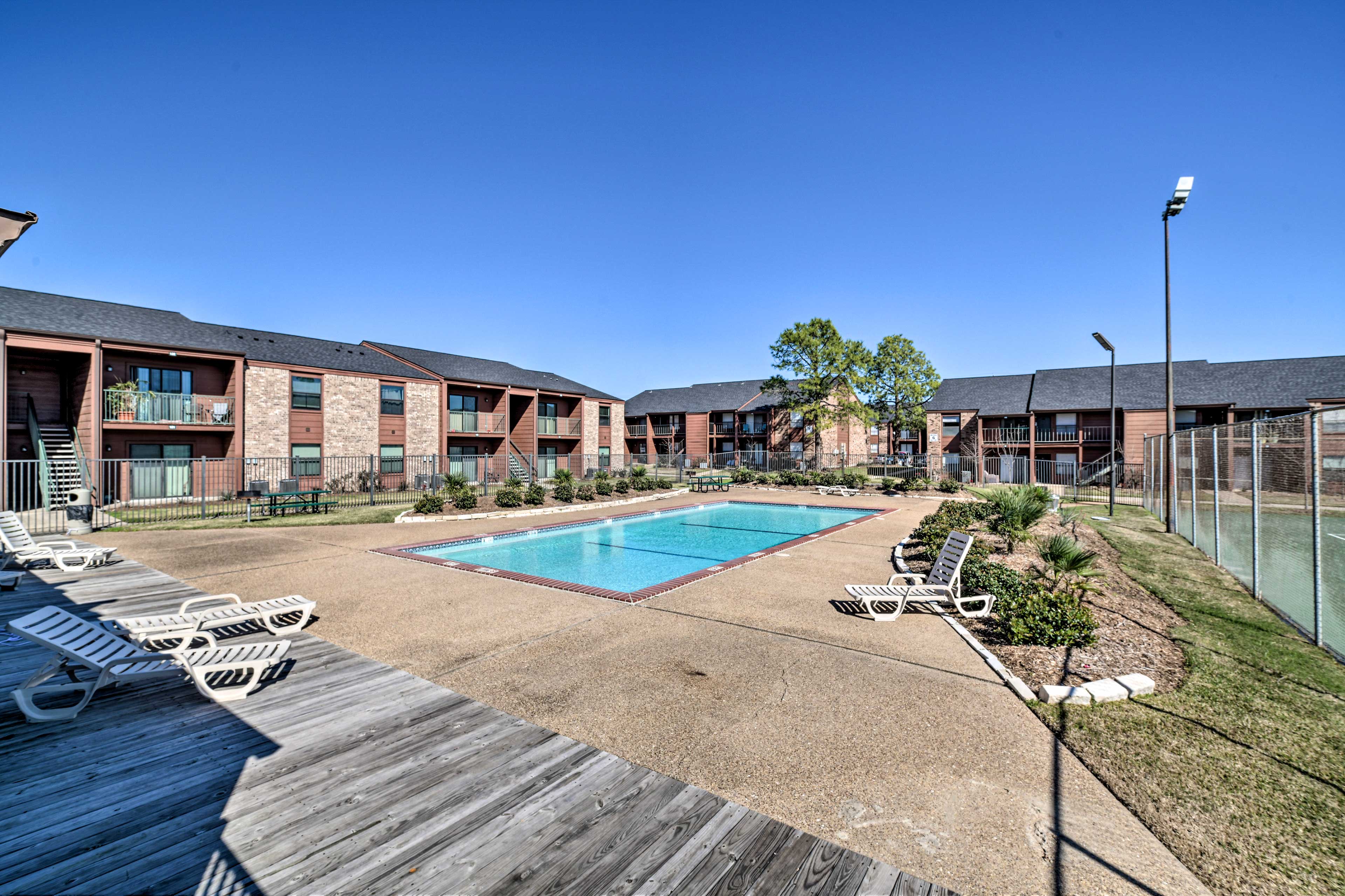 Community Amenities | Pool | Tennis Courts