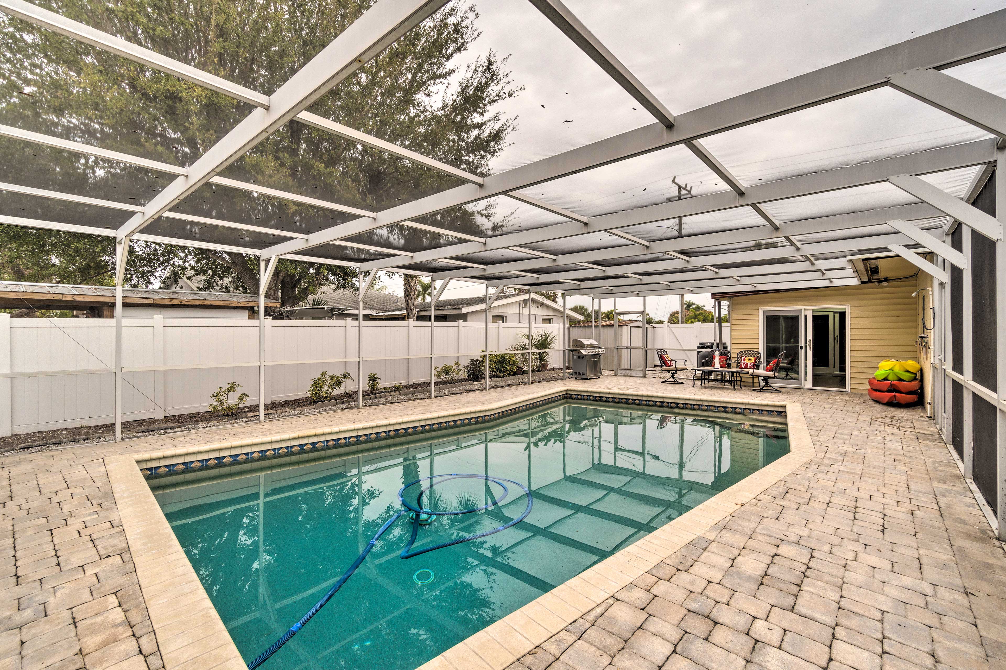 Lanai | Private Hot Tub | Outdoor Dining Area