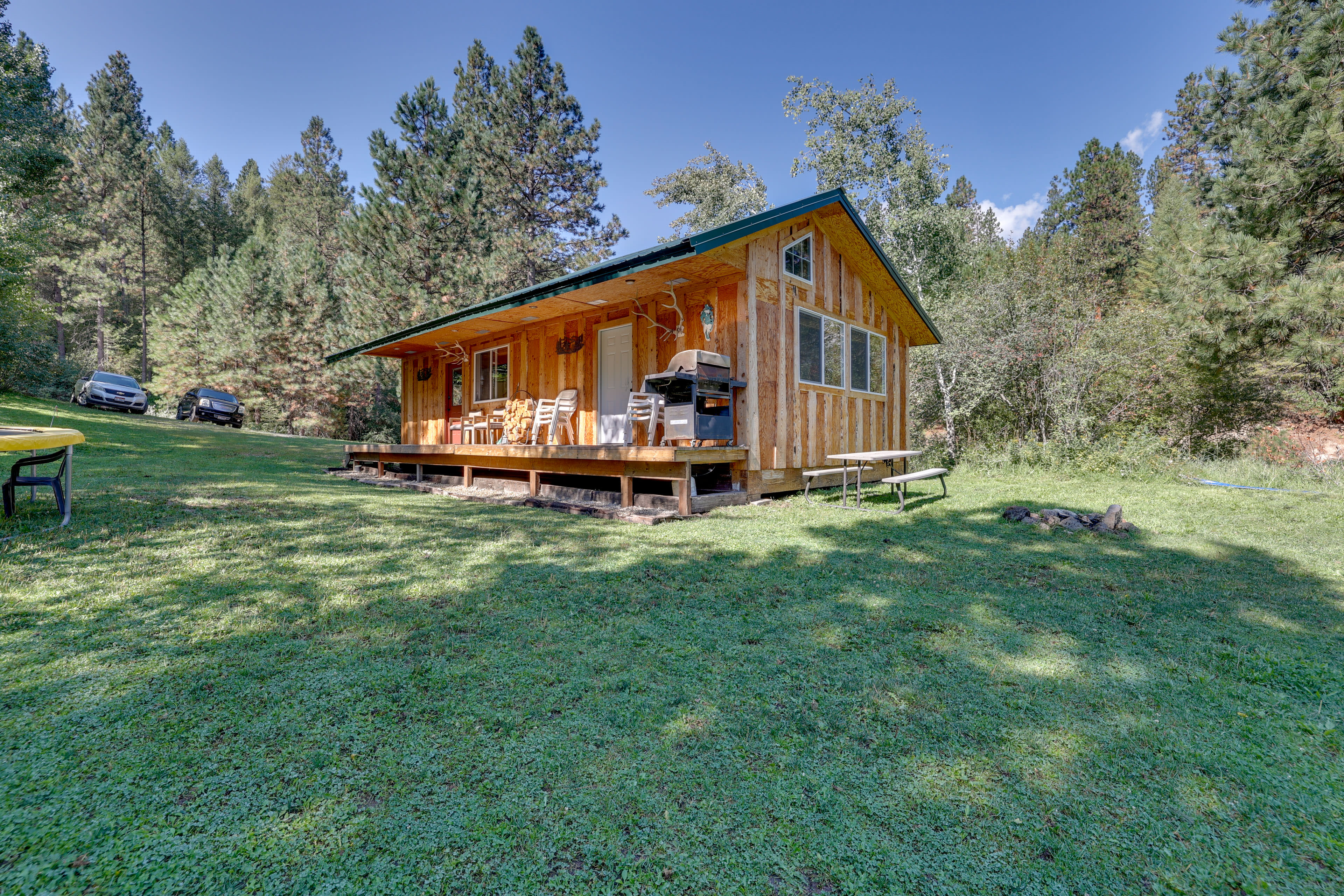 Backyard | Picnic Table | Trampoline | Swing Set | Fire Pit