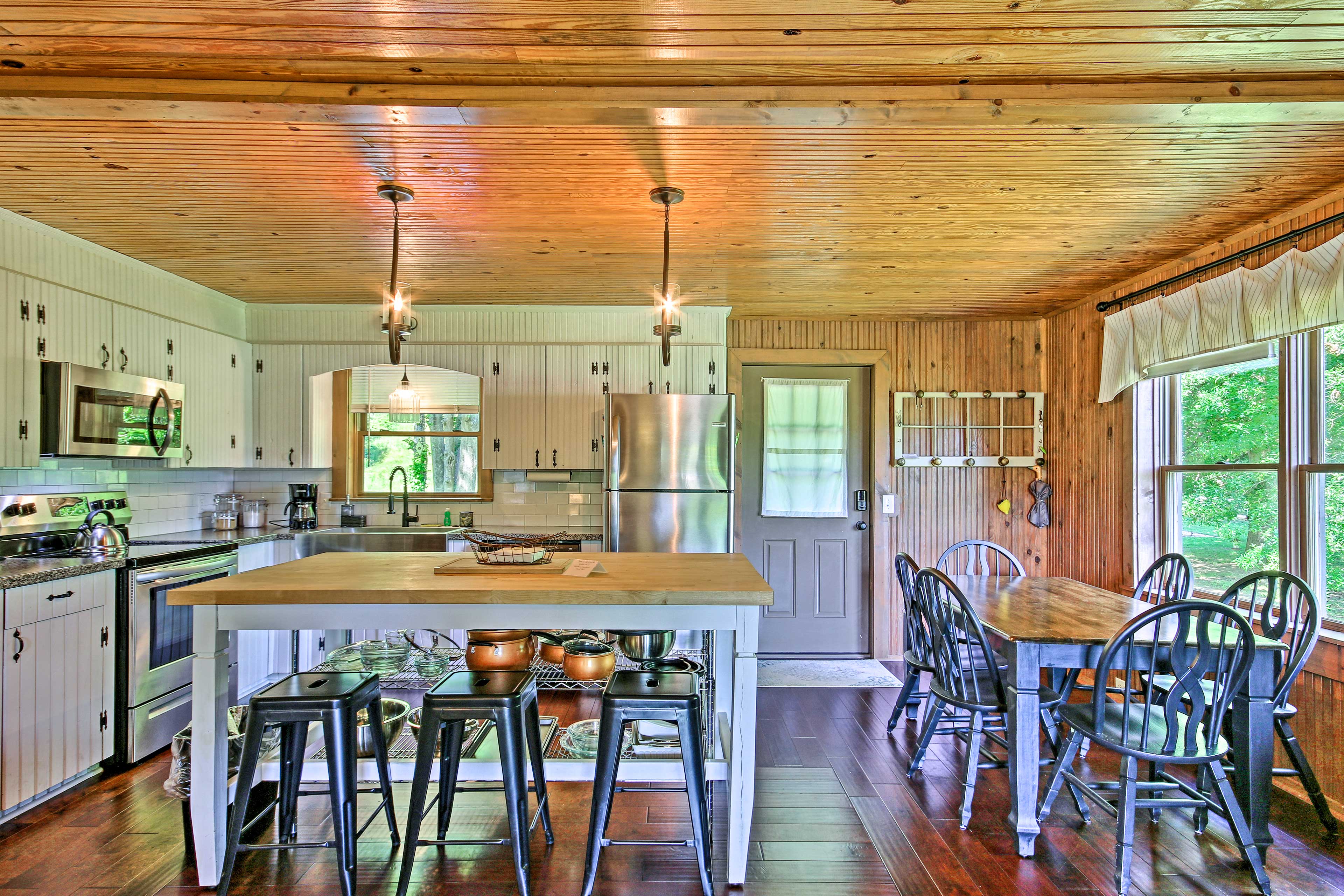 The fully equipped kitchen includes a dishwasher and island.