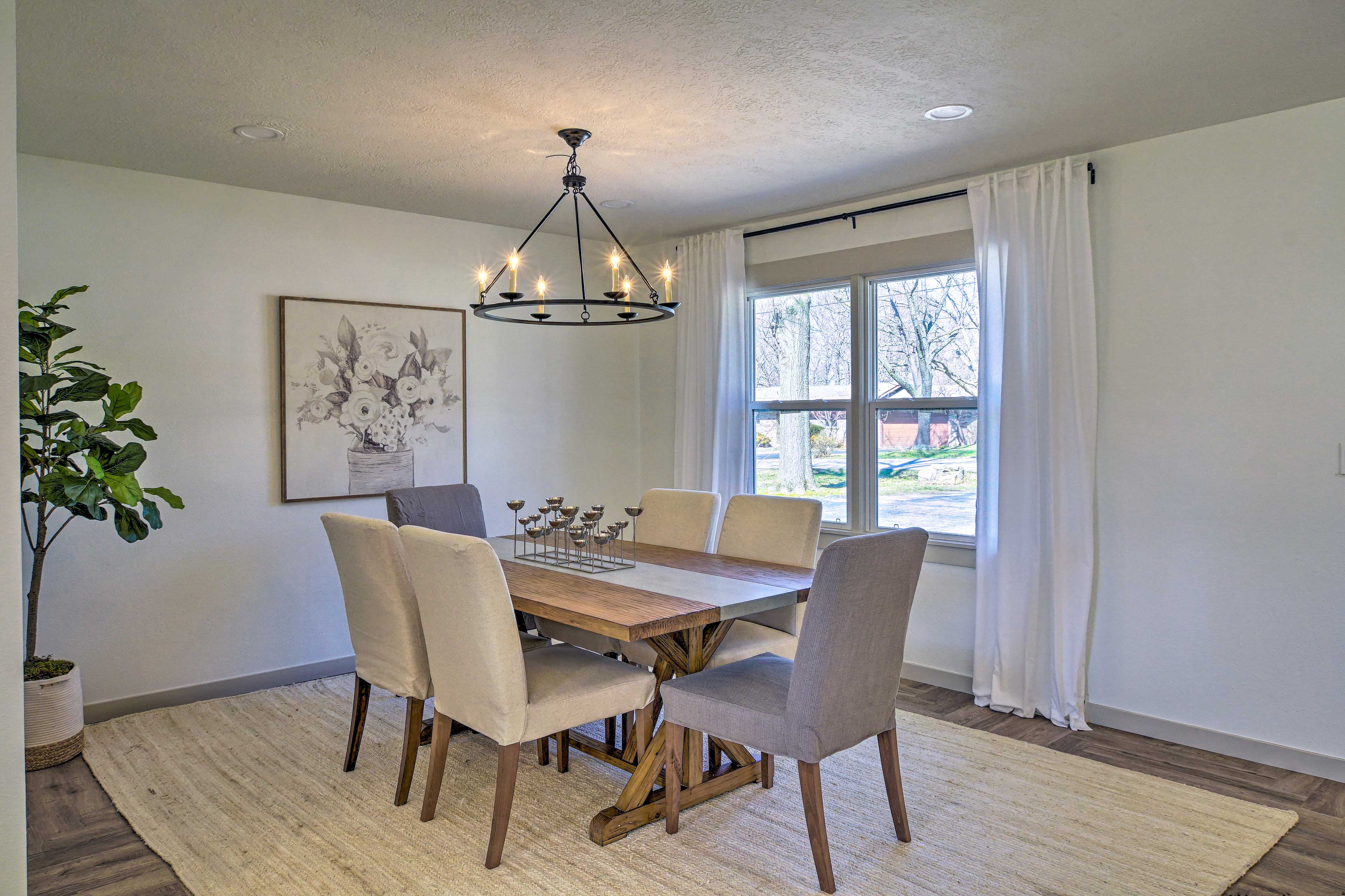 Dining Room | Dishes & Flatware Provided