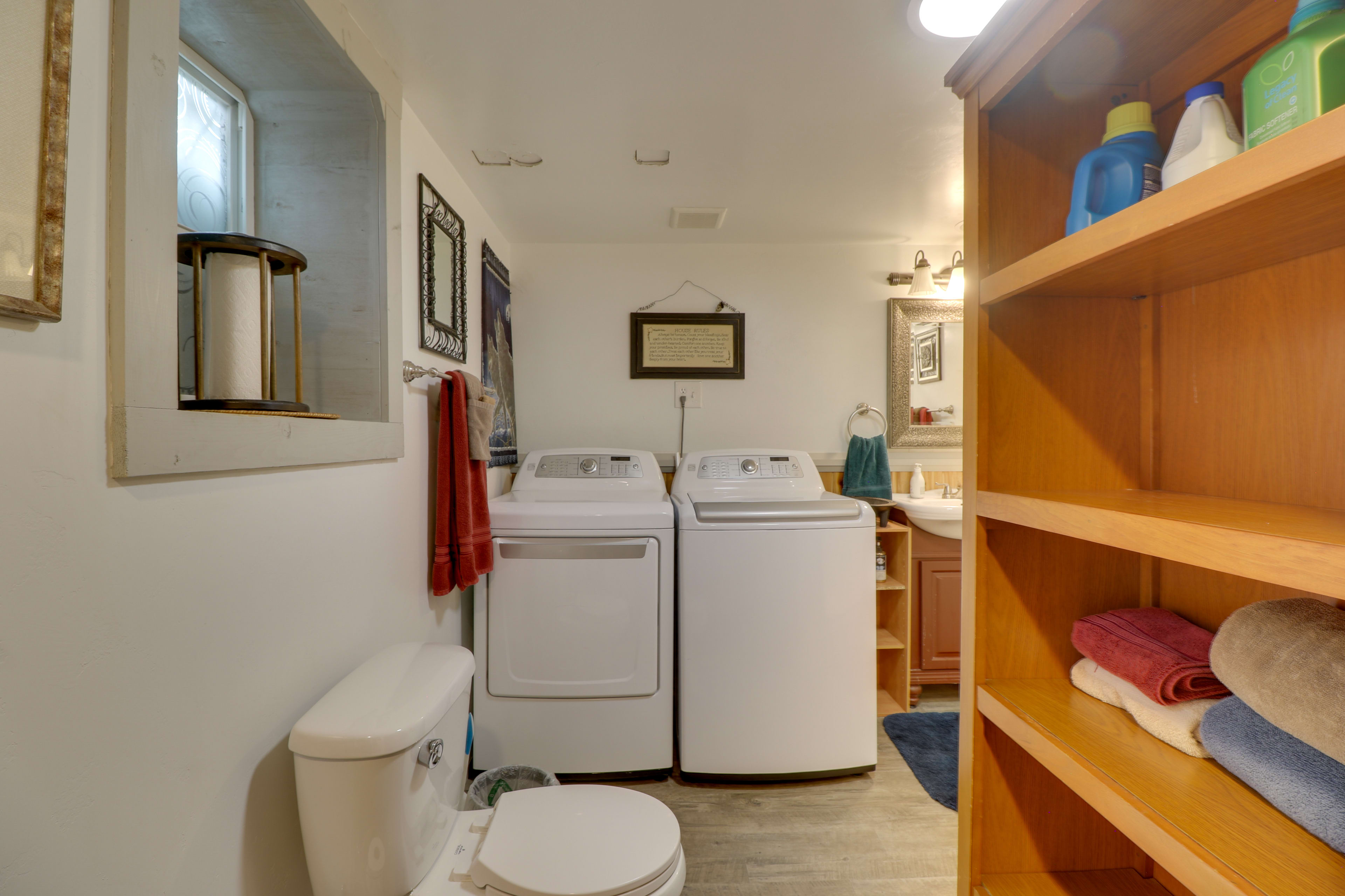 Full Bathroom | Towels Provided | Washer & Dryer