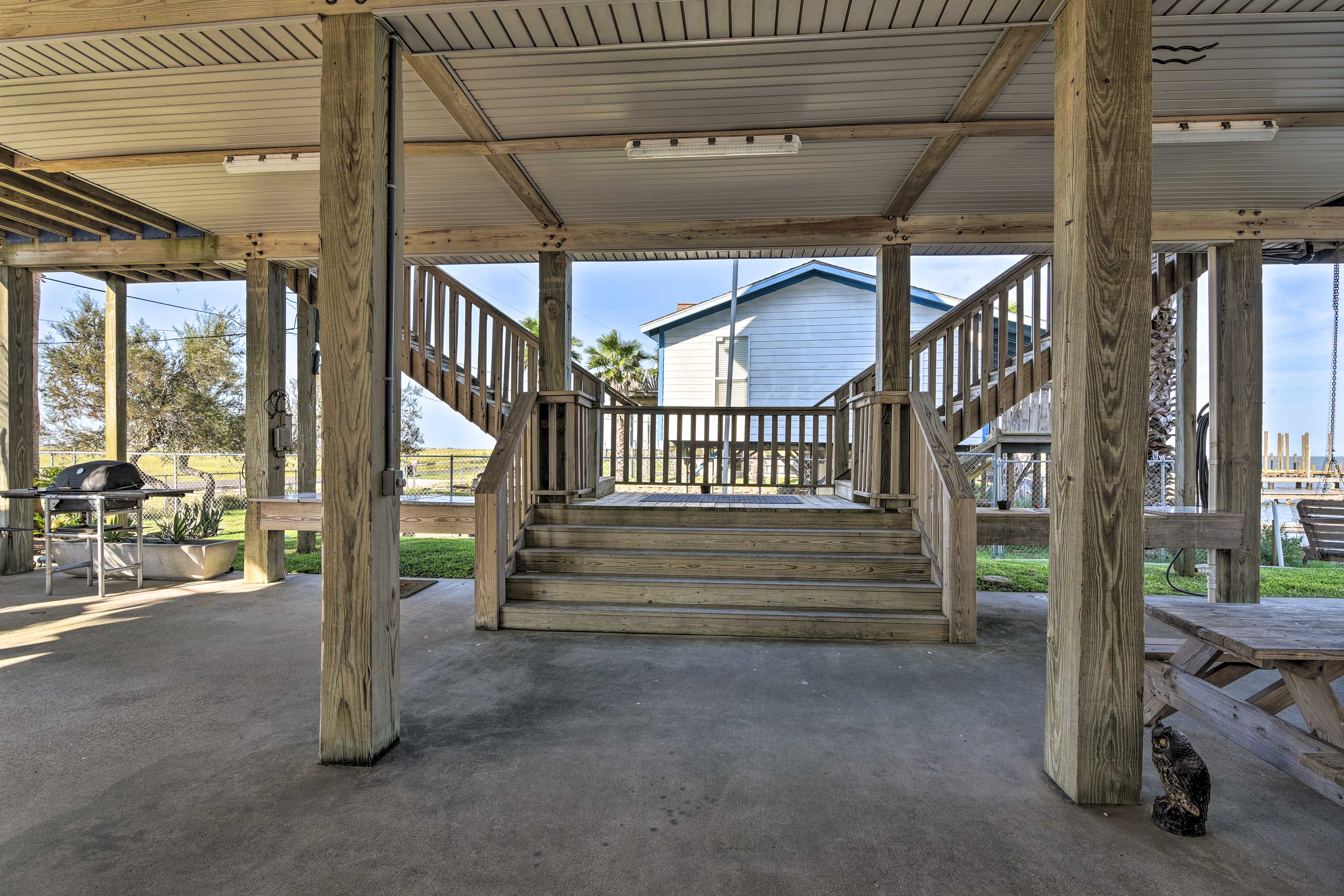 Spacious Island Home with Bayfront Fishing Pier! - Galveston, TX