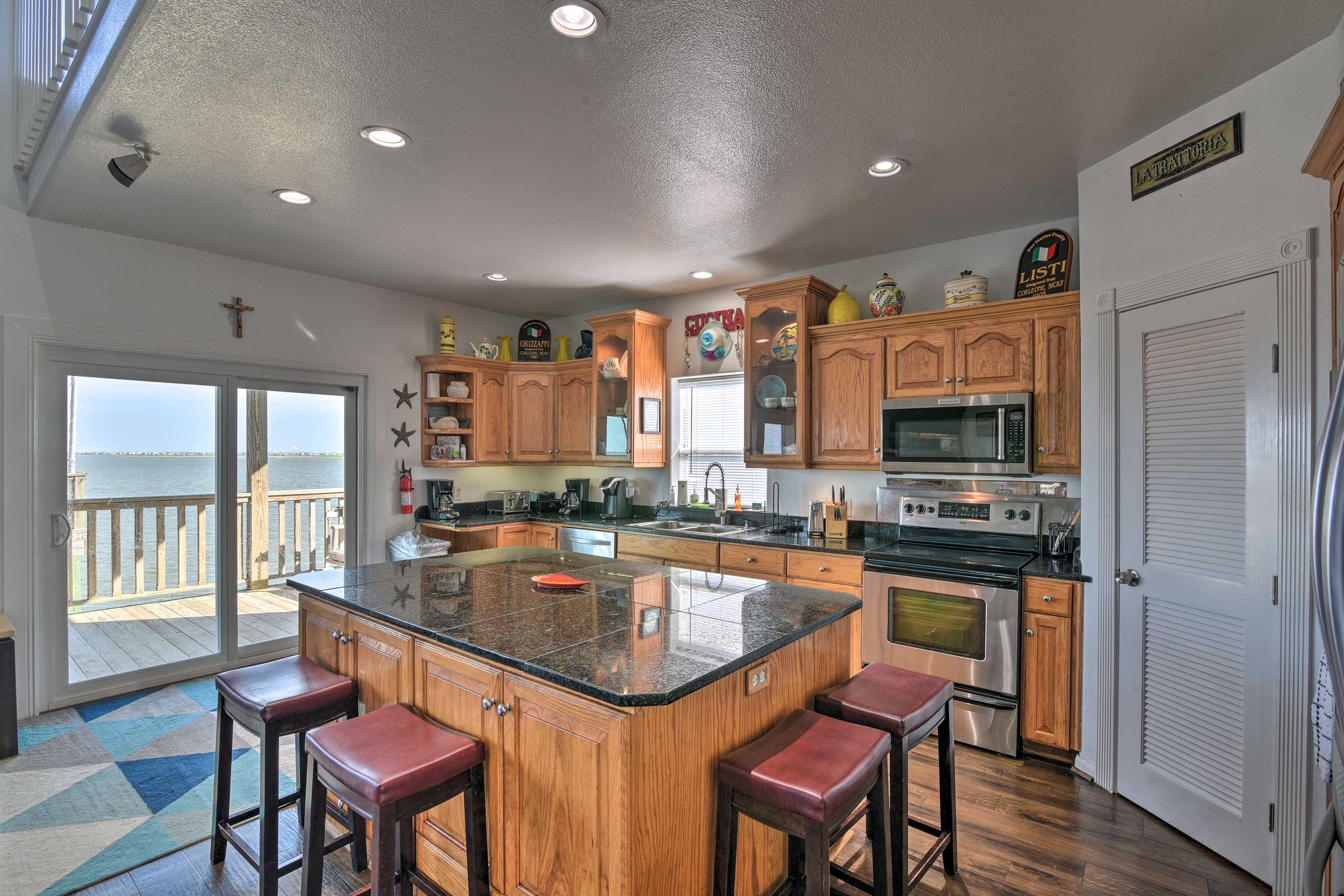 Kitchen | Island w/ Bar Seating